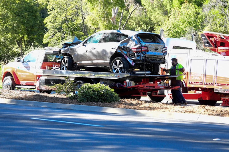 Der schwer beschädigte Wagen wird abtransportiert. 