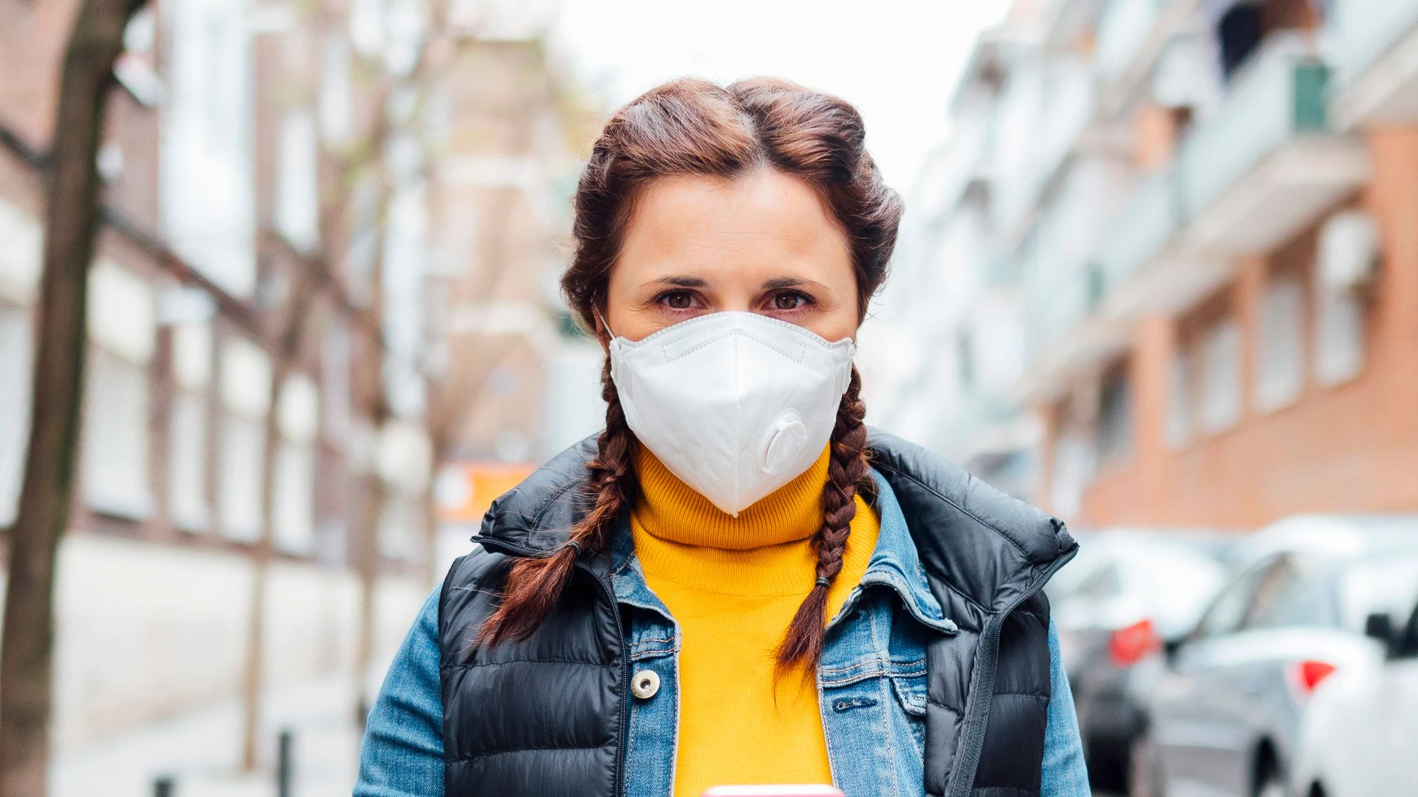 Download von www.picturedesk.com am 23.02.2021 (12:09).  Woman wearing protective mask and using smartphone - 20200423_PD12670 - Rechteinfo: Royalty Free (RF) Model Released