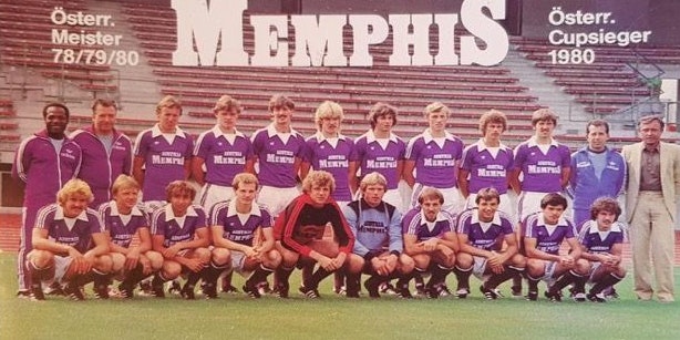 Die Austria-Legenden Erwin Jelinek (vorne ganz rechs) und Josef Sara (stehend ganz rechts) und Toni Poster (nicht am Bild) kümmern sich ihren Ex-Kollegen.