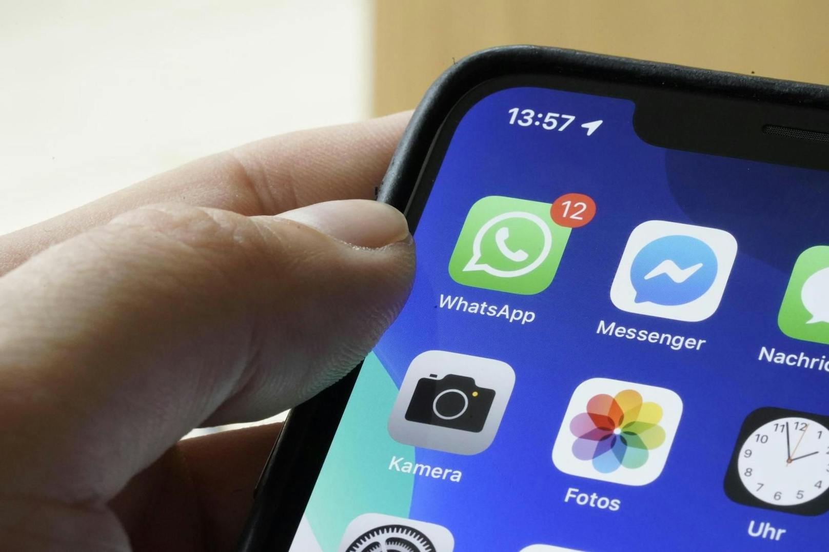 Betrüger haben sich in Deutschland Zugriff auf das WhatsApp-Konto einer 15-Jährigen verschafft.