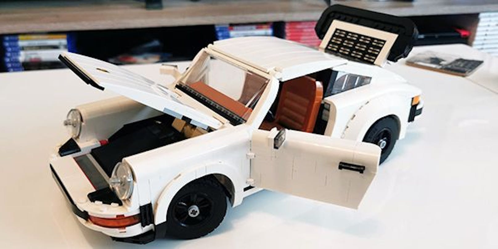 Fast 1.500 Teile und eine Altersempfehlung ab 18 Jahren: Nein, für den neuen Lego Porsche 911 braucht man zwar keinen Führerschein, aber dafür umso mehr Fingerspitzengefühl.
