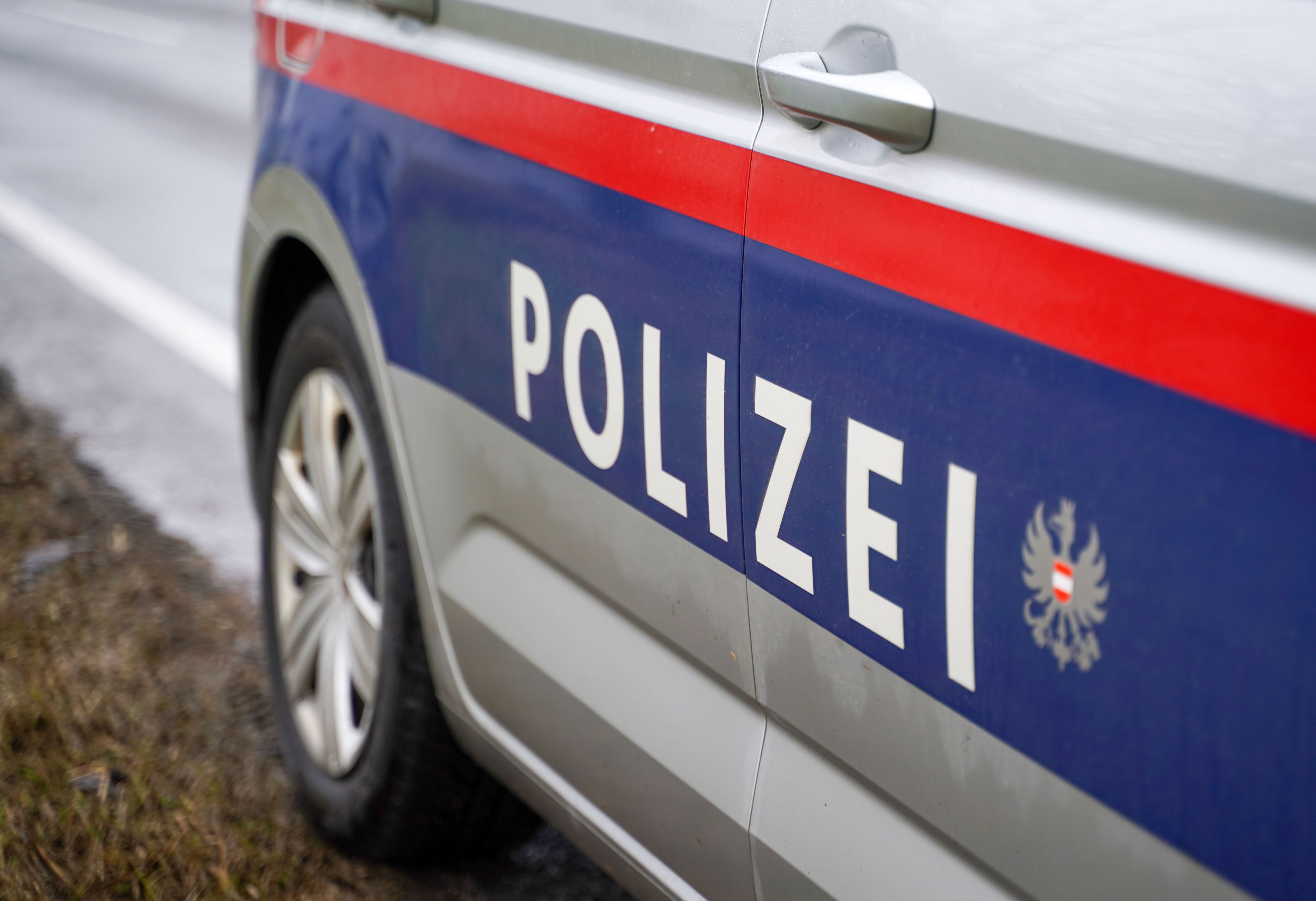 Download von www.picturedesk.com am 23.02.2021 (09:14).  02.02.2021, B156, Neukirchen an der Enknach, AUT, Themenbild, Polizei, im Bild Polizei, Polizeischriftzug, Polizeiauto, Pressefoto Scharinger © 2021, PhotoCredit D. Scharinger - 20210202_PD7276 - Rechteinfo: Rights Managed (RM)
