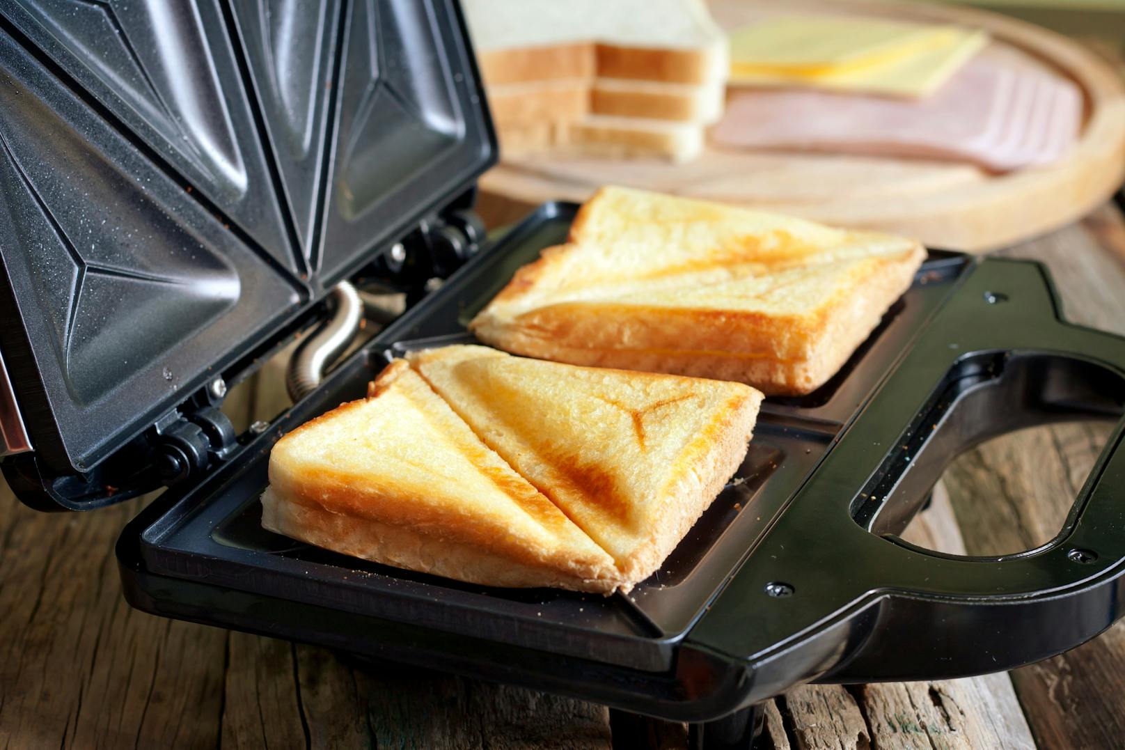 Mit einem einfachen Trick musst du nie wieder getrockneten Käse aus dem Toaster kratzen.