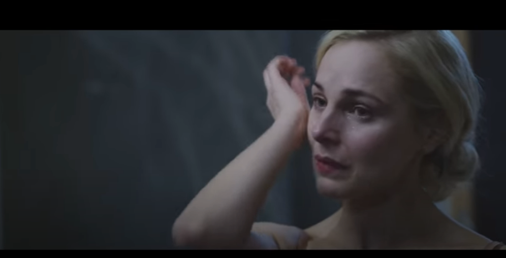 Im Video eines irischen Sängers zeigt sich Silvia Schneider ohne Schminke.