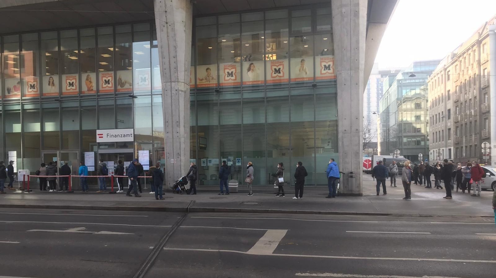 Riesige Schlange vor dem Finanzamt in Wien-Mitte