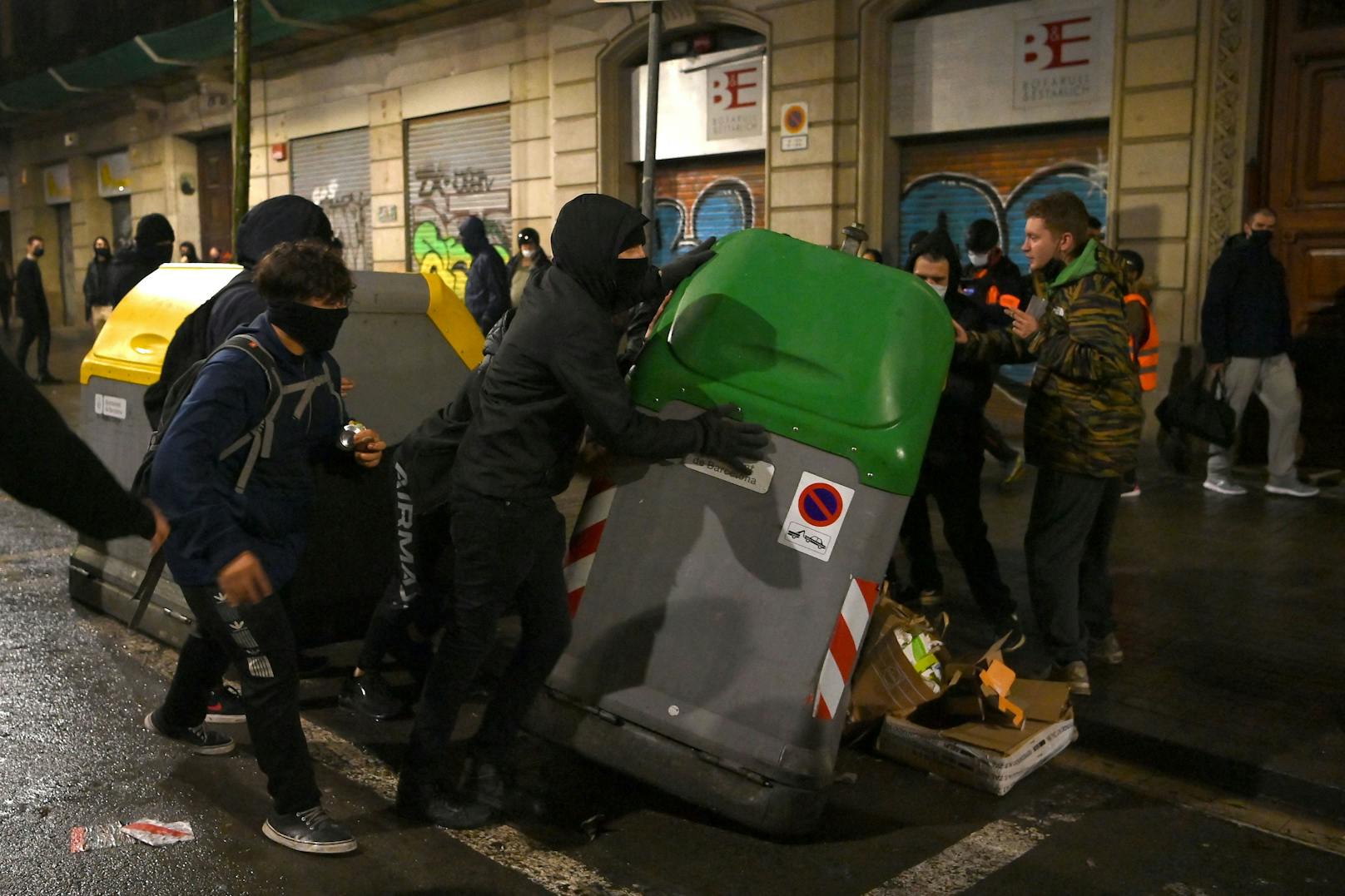 Die siebente Nacht in Folge hat es in Barcelona Proteste gegen die Inhaftierung des Rappers Pablo Hasel und gegen die Polizei gegeben.