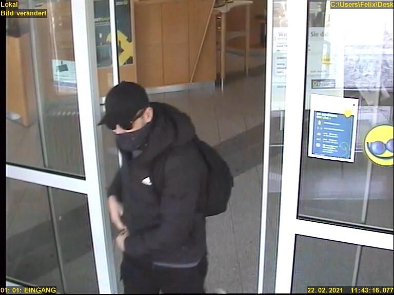 Ganz in schwarz gekleidet überfiel der Räuber die Bankfiliale in Rainbach im Innviertel.