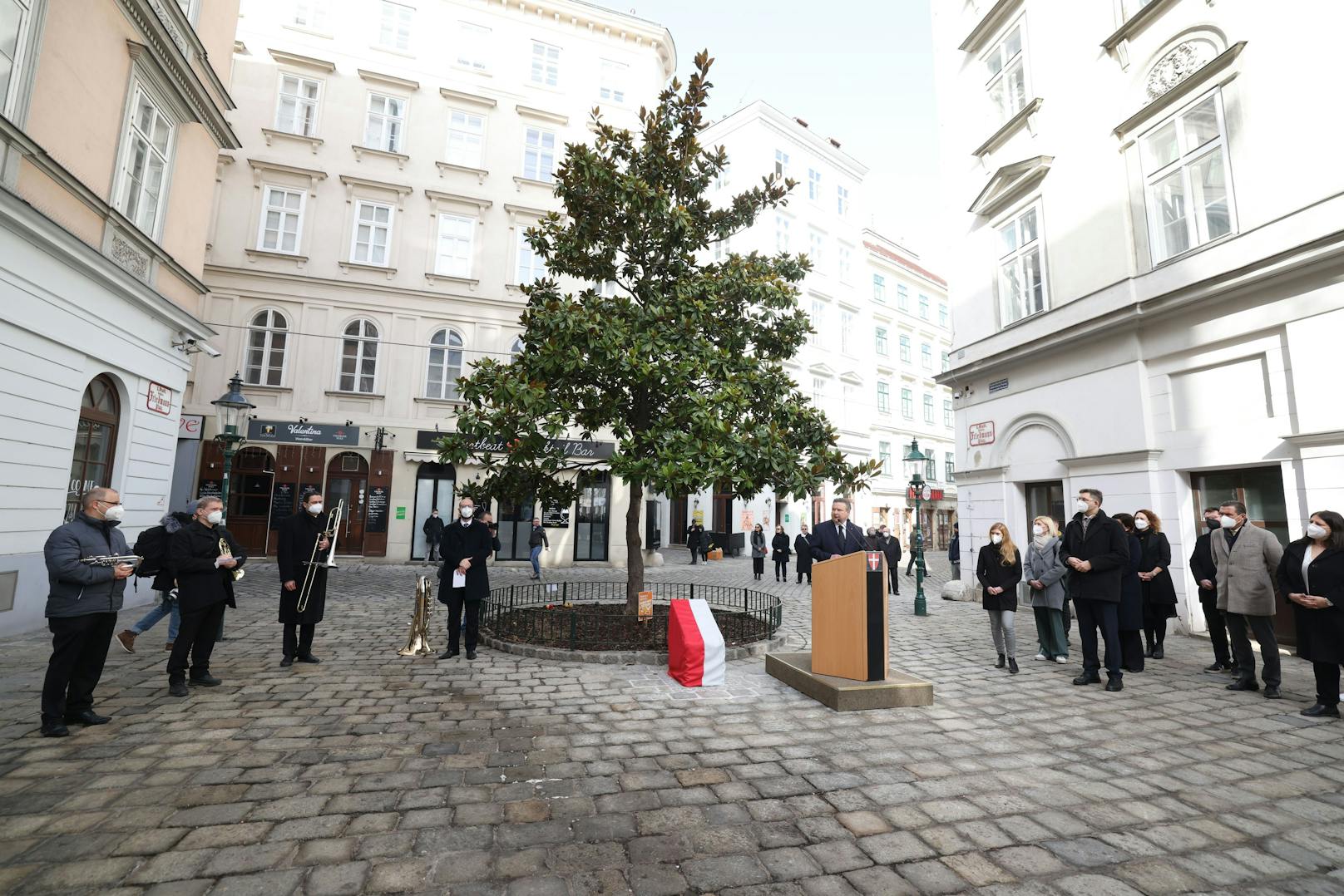 Die Wiener Stadtregierung enthüllte am Dienstag am Desider-Friedmann-Platz in der Wiener Innenstadt den Gedenkstein für die Opfer des Terroranschlags am 2. November in der City. Vier Personen wurden getötet und 23 weitere teils schwer verletzt.