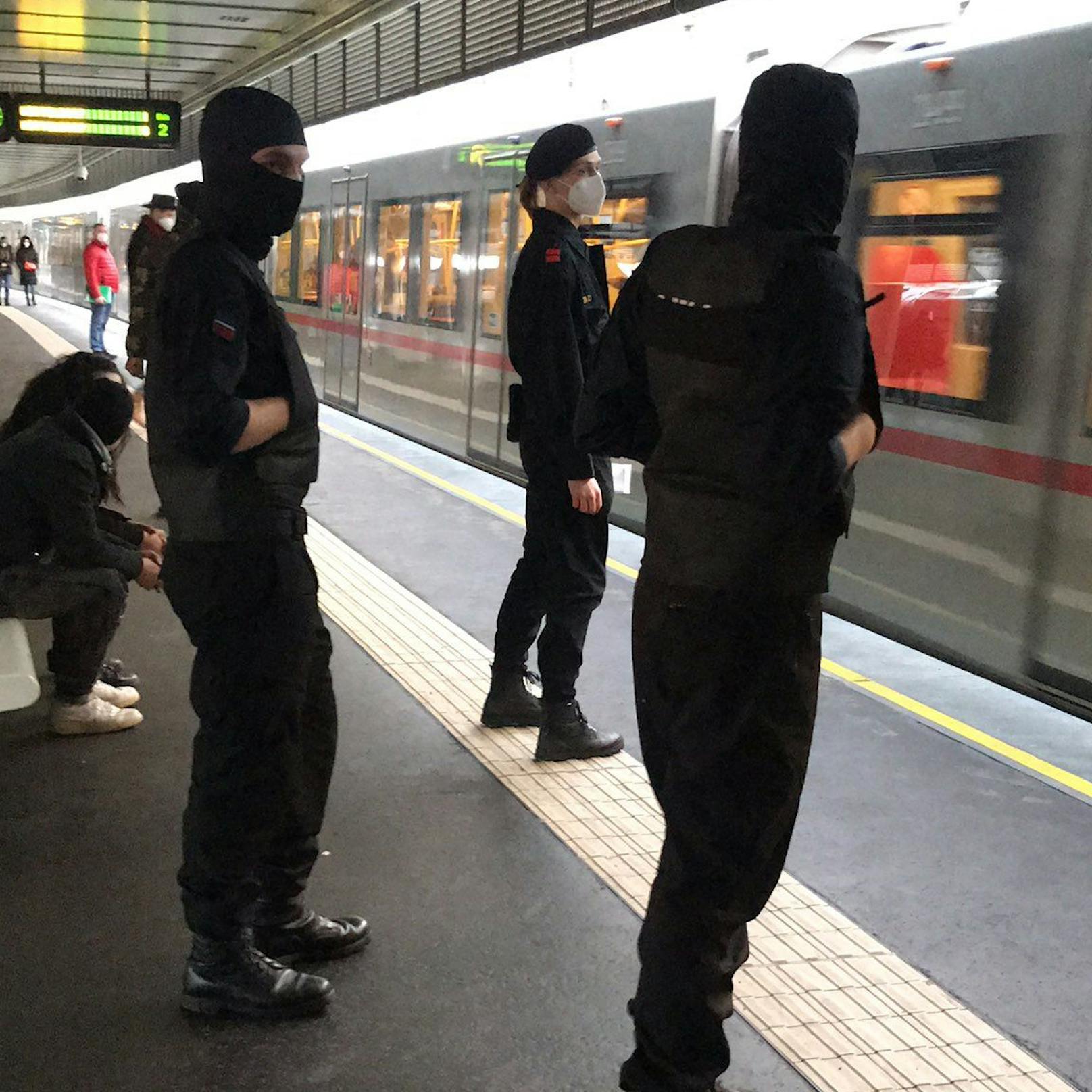 Maskenmänner in der Wiener U-Bahn