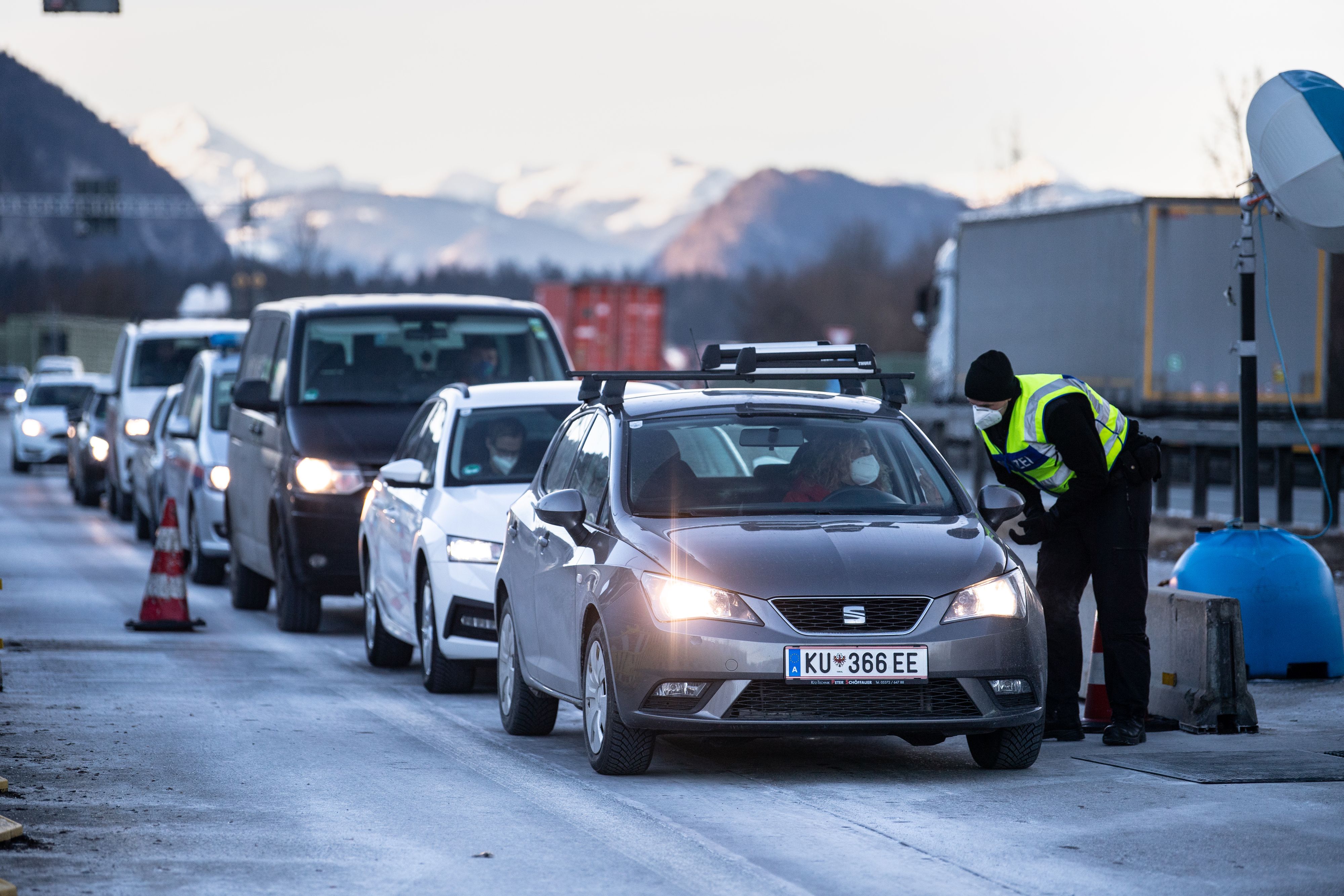 Download von www.picturedesk.com am 23.02.2021 (13:42).  15 February 2021, Bavaria, Kiefersfelden: Federal police officers check the documents of car drivers coming from Austria on the A93 motorway near Kiefersfelden in the direction of Germany. The tightened German entry rules at the border with the Austrian state of Tyrol to protect against dangerous variants of the coronavirus came into force on Sunday night. Photo: Matthias Balk/dpa - 20210215_PD2592 - Rechteinfo: Rights Managed (RM)
