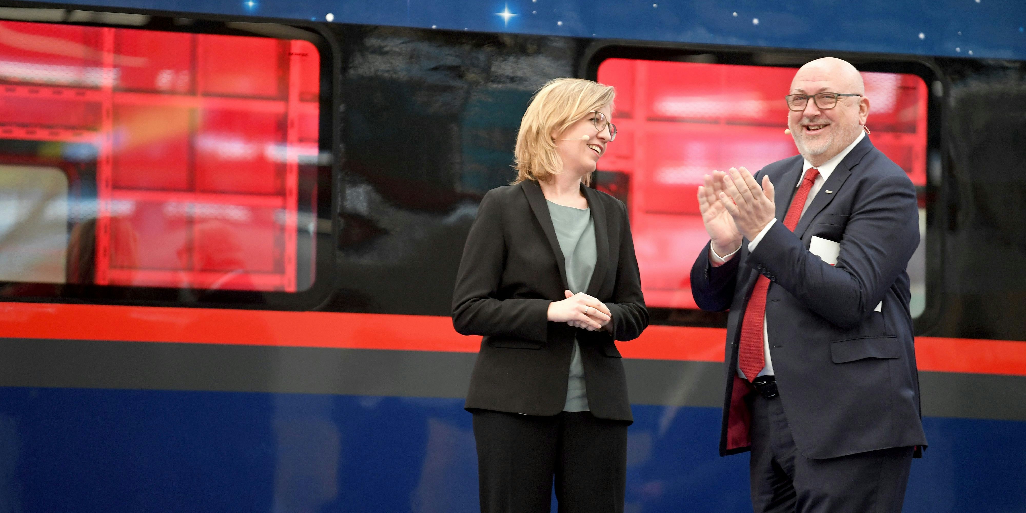  Leonore Gewessler und Andreas Matthä präsentieren den Liege-Abteil im neuen, blauen Nightjet.