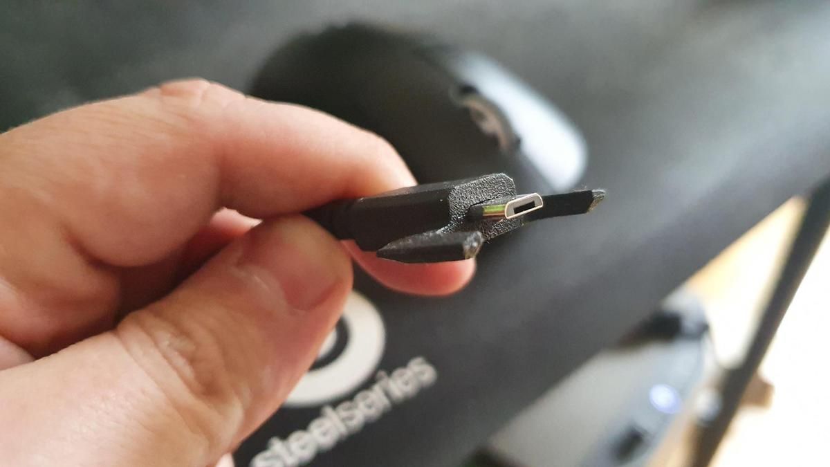 Das Micro-USB Kabel ist nur zum Aufladen gedacht. Wer damit spielen möchte, nervt sich an dem wenig flexiblen Kabel. Zum Glück ist die Maus in wenigen Minuten wieder auf 100% aufgeladen.