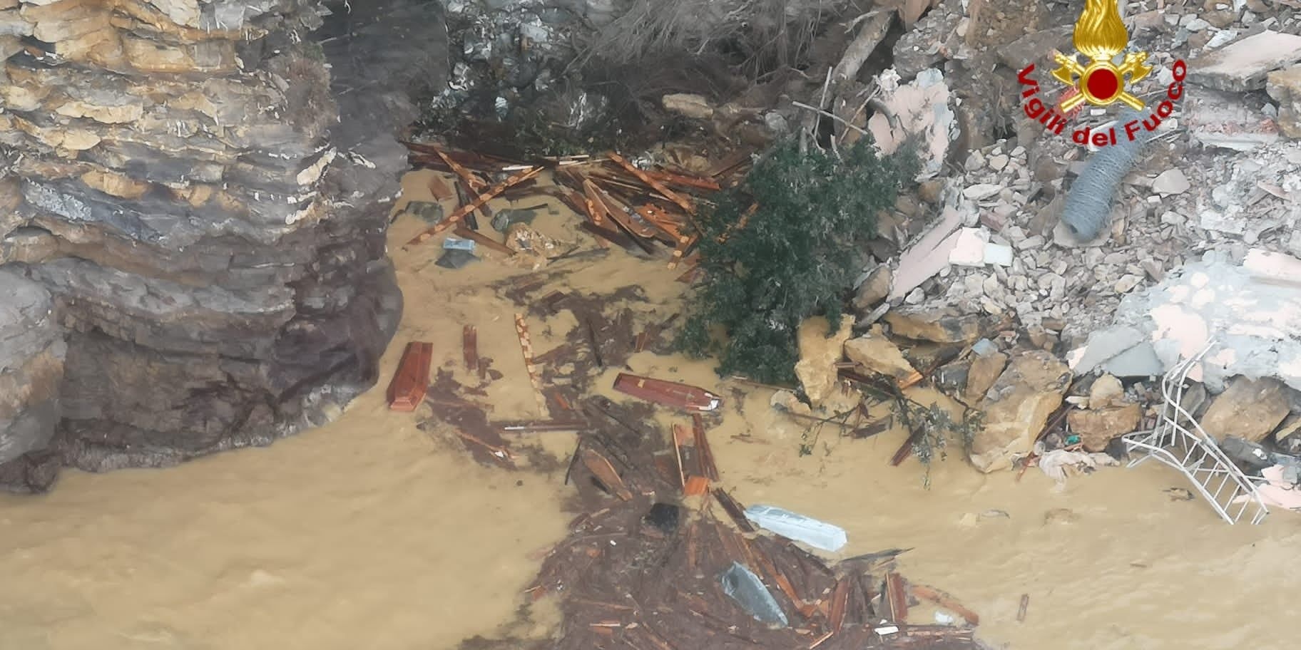 Im italienischen Fischerdorf  Camogli treiben nach einem Erdrutsch 200 Särge im Meer. 