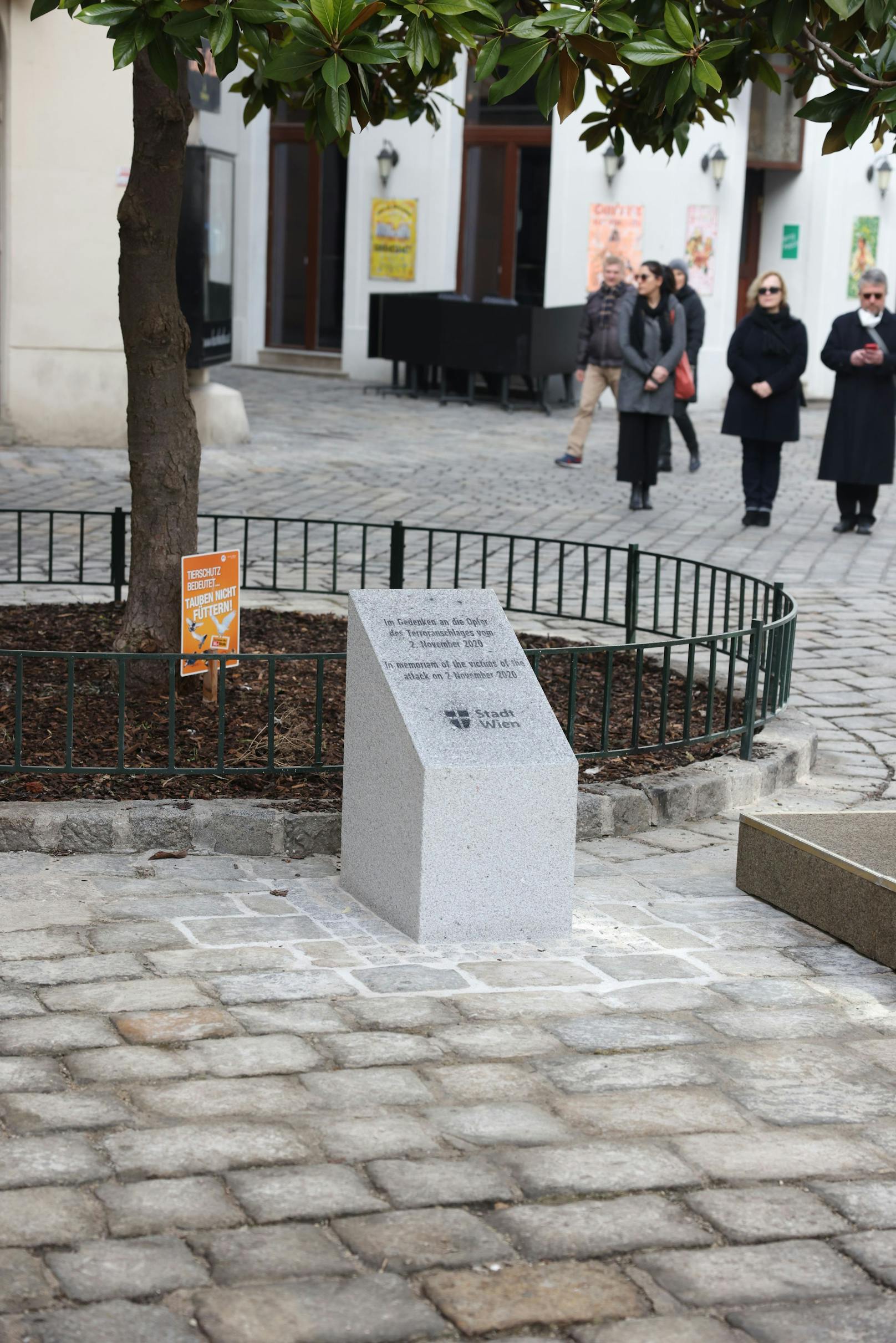 Die Wiener Stadtregierung enthüllte am Dienstag am Desider-Friedmann-Platz in der Wiener Innenstadt den Gedenkstein für die Opfer des Terroranschlags am 2. November in der City. Vier Personen wurden getötet und 23 weitere teils schwer verletzt.