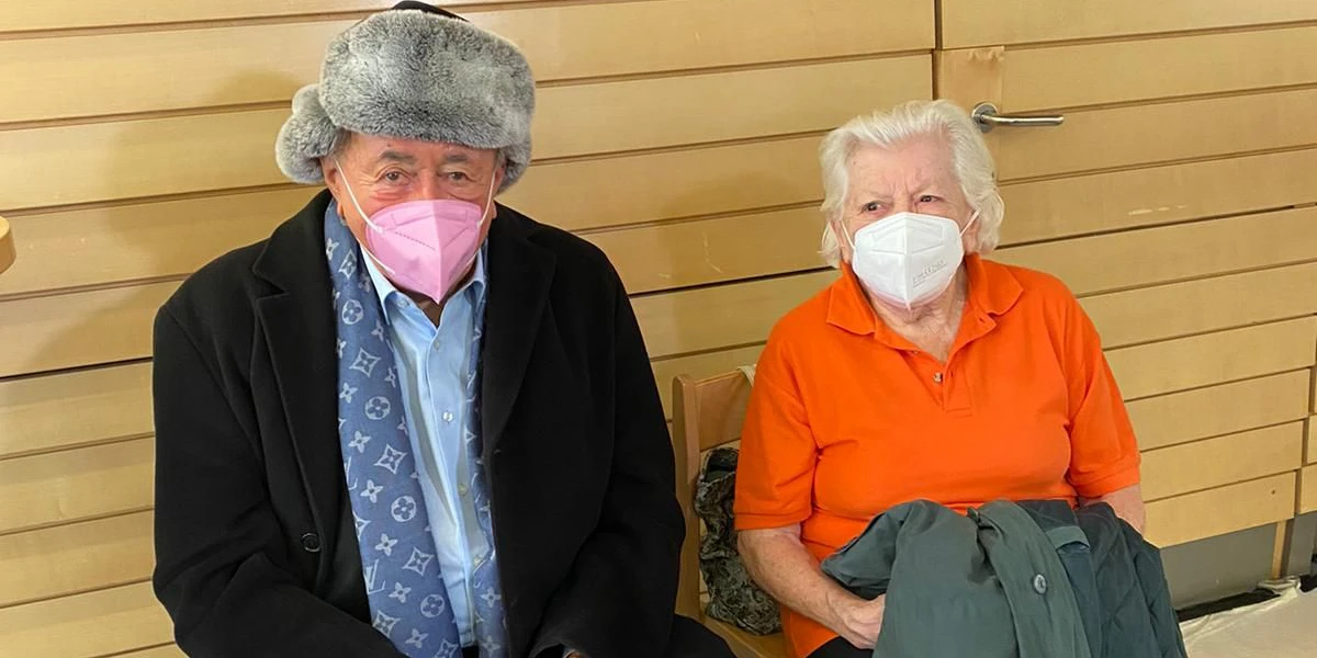 Richard Lugner hat bei der Impfung Bekanntschaft mit einer Dame gemacht – sie ist nur einen Tag jünger als er.<br>
