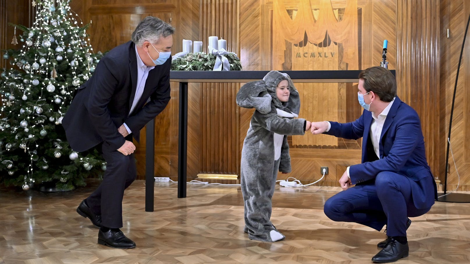 Bundeskanzler Sebastian Kurz (ÖVP), Vizekanzler Werner Kogler (Grüne) und ein Kind als "Babyelefant"&nbsp;