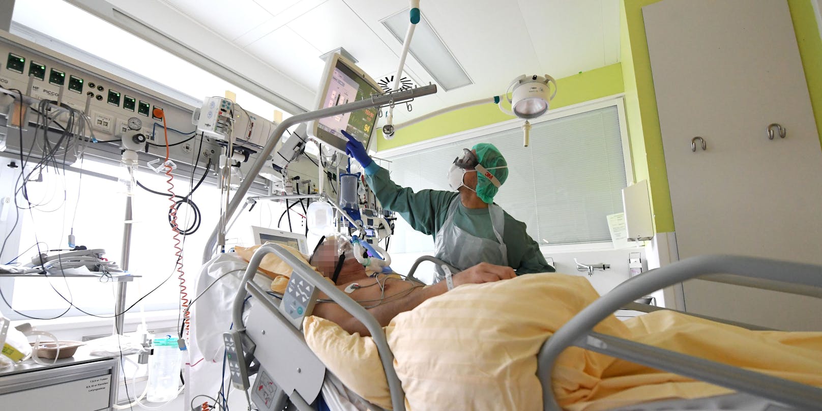 Ein Corona-Patient wird auf einer Intensivstation im Spital von Tulln behandelt. (Archivfoto)