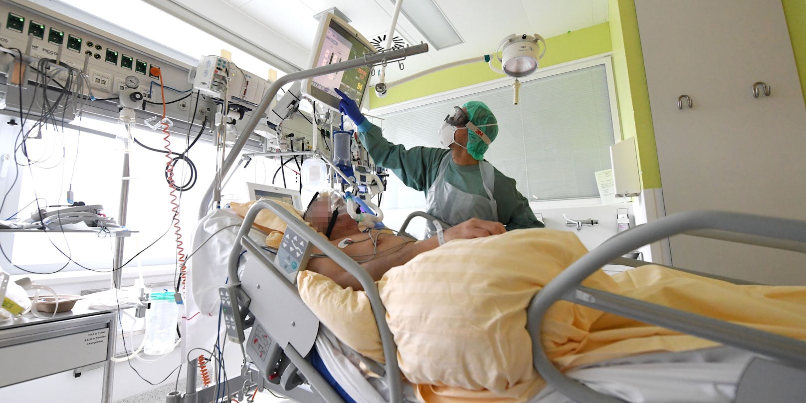 Ein Corona-Patient wird auf einer Intensivstation behandelt. (Archivfoto)