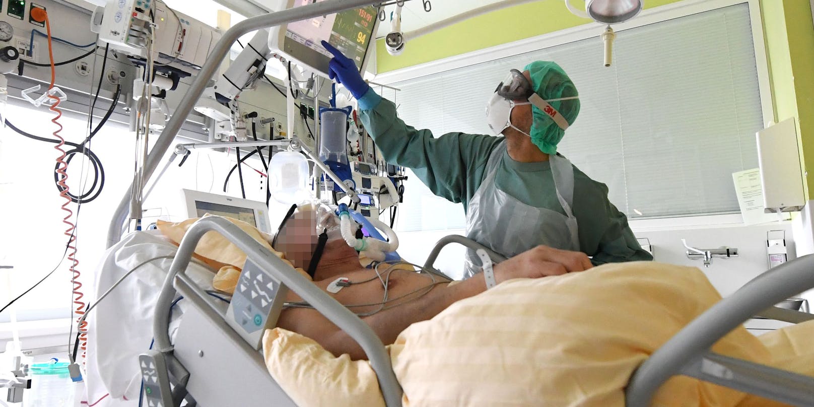 Ein Corona-Patient wird auf einer Intensivstation im Spital von Tulln behandelt. (Archivfoto)