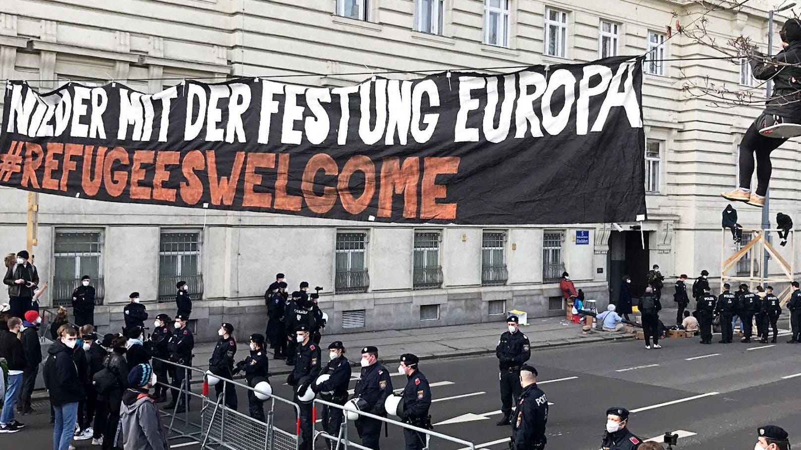 "Refugees welcome": Demonstranten blockieren die Roßauer Lände in Wien.