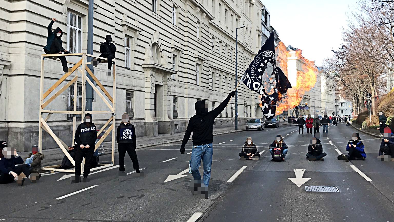 Demonstranten blockieren die Straße.