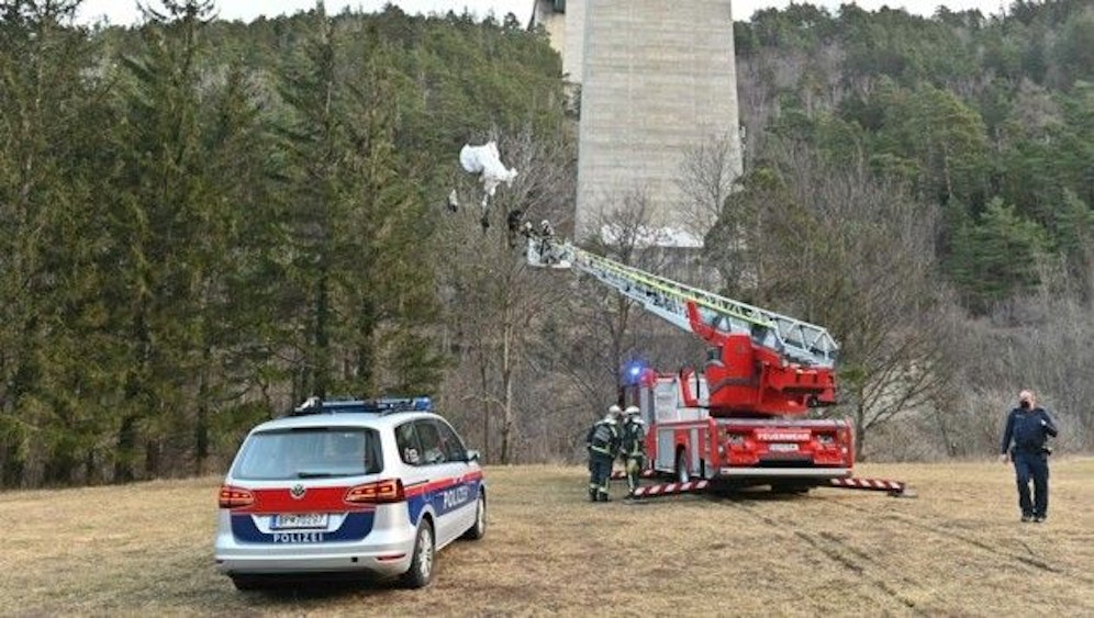 Die Feuerwehr holte den Basejumper vom Baum.