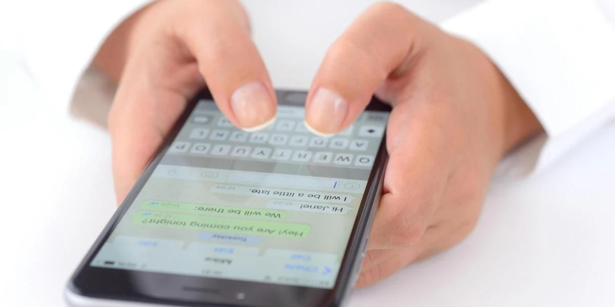 Leitet man den Code weiter, können sich Betrüger ins WhatsApp-Konto einloggen und den Besitzer abmelden.