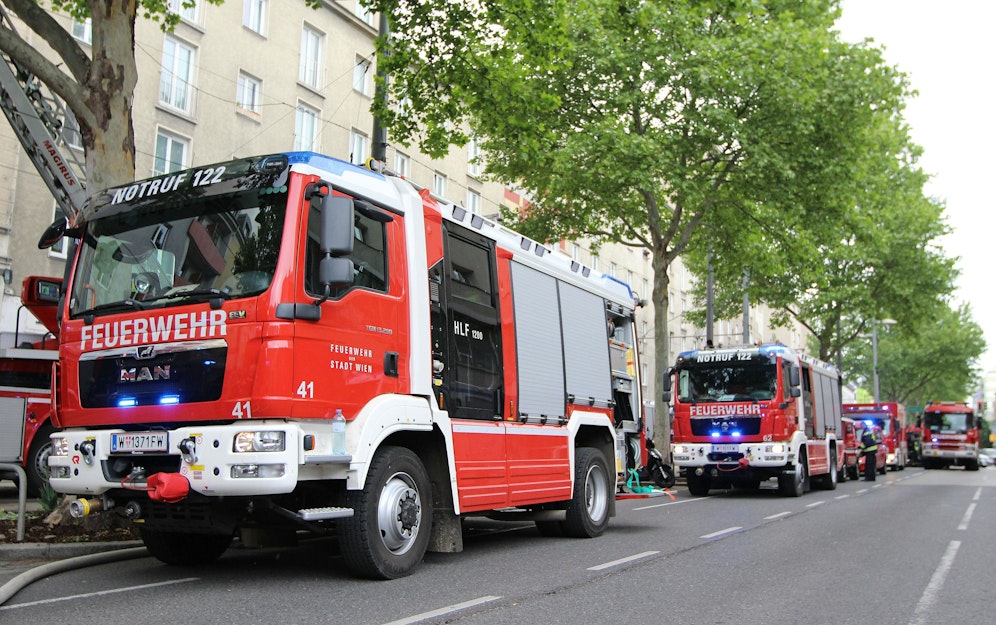 Fahrzeuge der Wiener Berufsfeuerwehr im Einsatz.