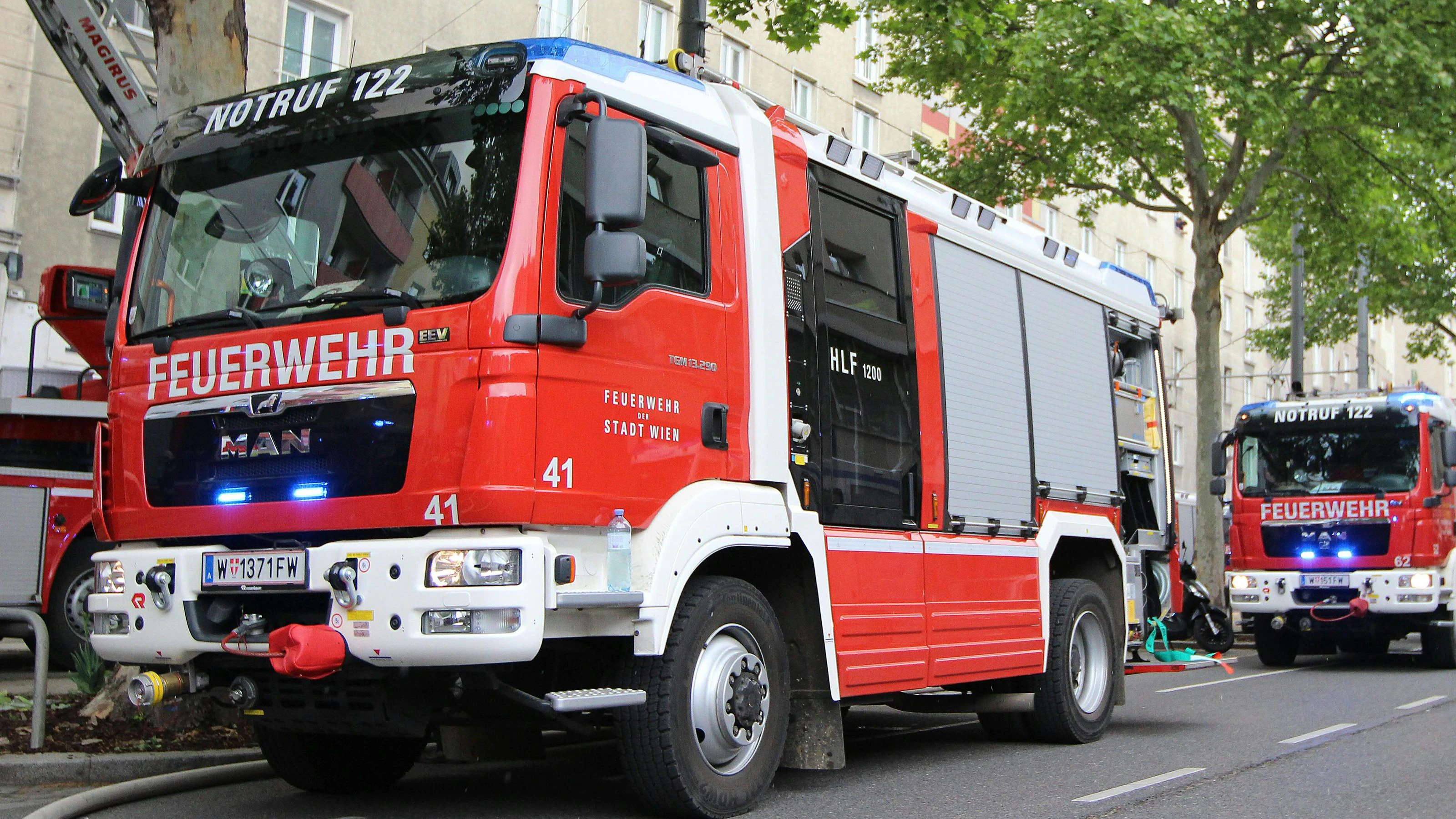 Fahrzeuge der Wiener Berufsfeuerwehr im Einsatz. Symbolbild