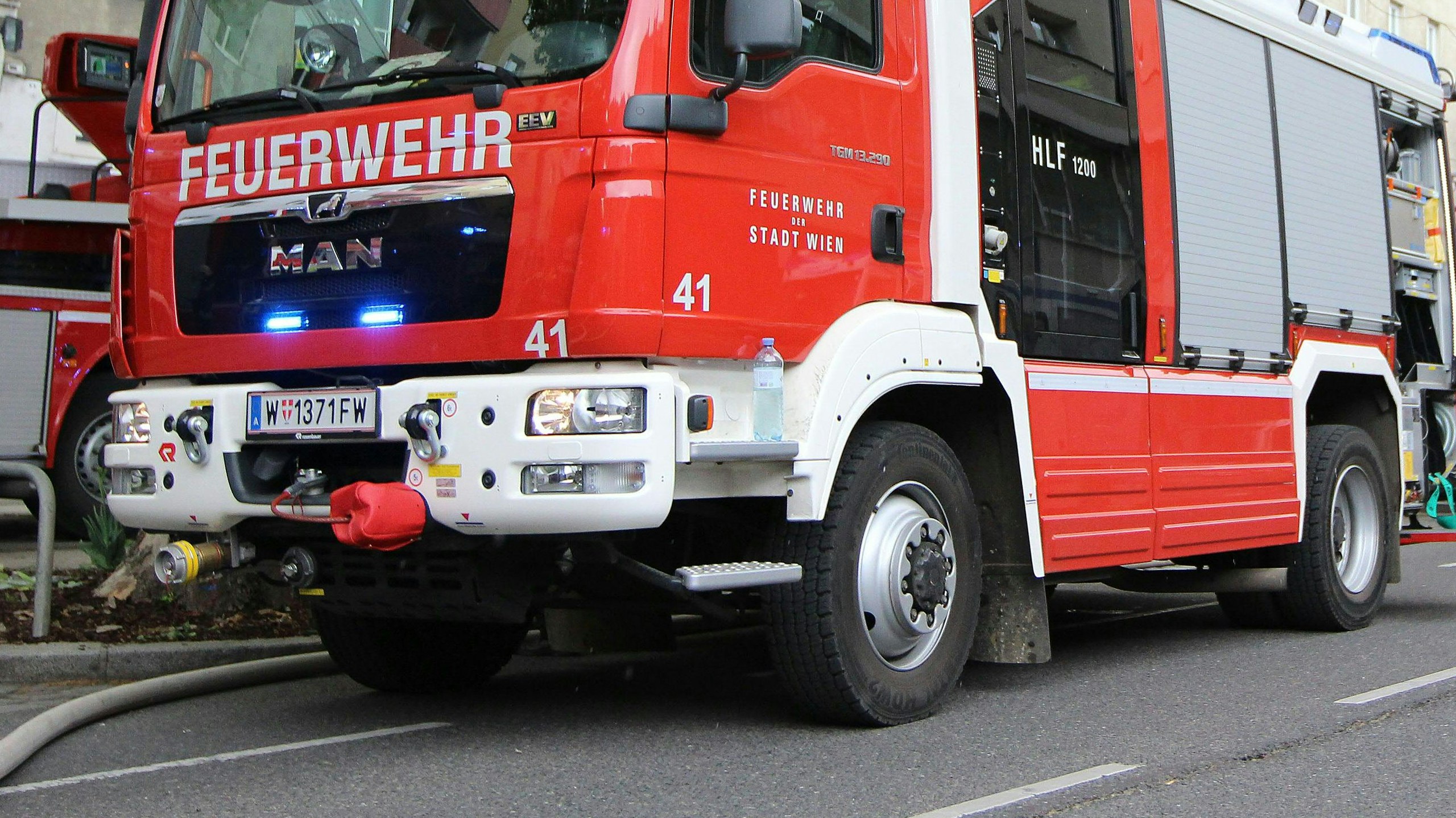 Fahrzeuge der Wiener Berufsfeuerwehr im Einsatz. Symbolbild