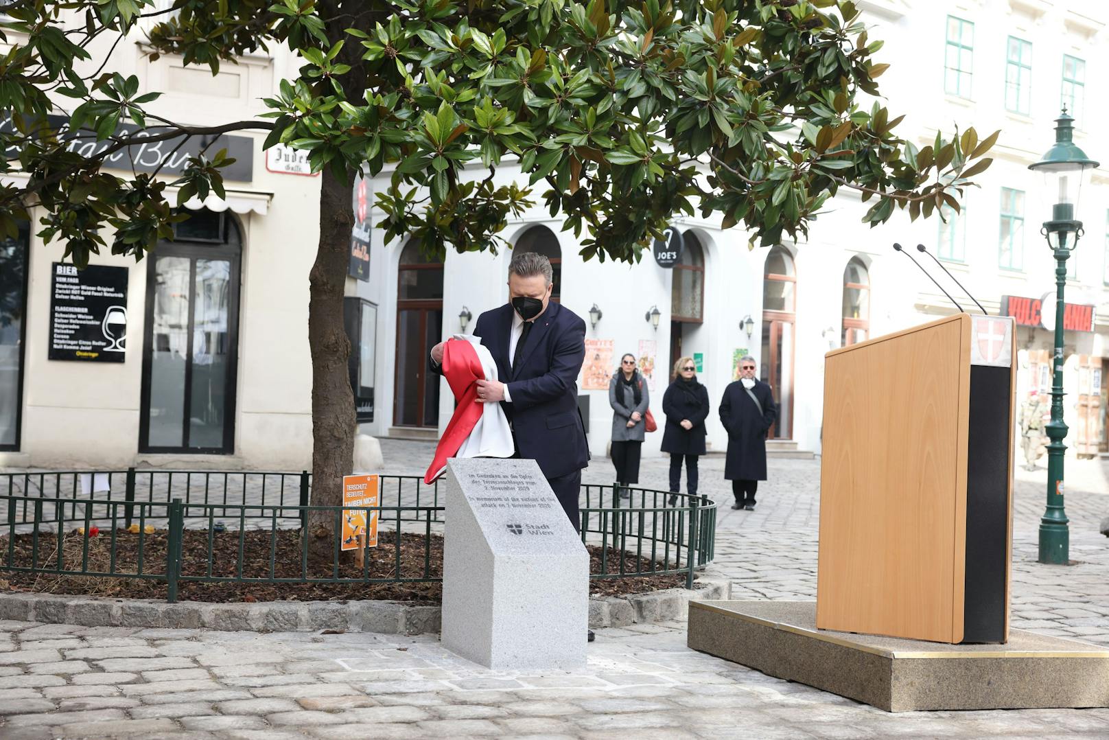 Die Wiener Stadtregierung enthüllte am Dienstag am Desider-Friedmann-Platz in der Wiener Innenstadt den Gedenkstein für die Opfer des Terroranschlags am 2. November in der City. Vier Personen wurden getötet und 23 weitere teils schwer verletzt.