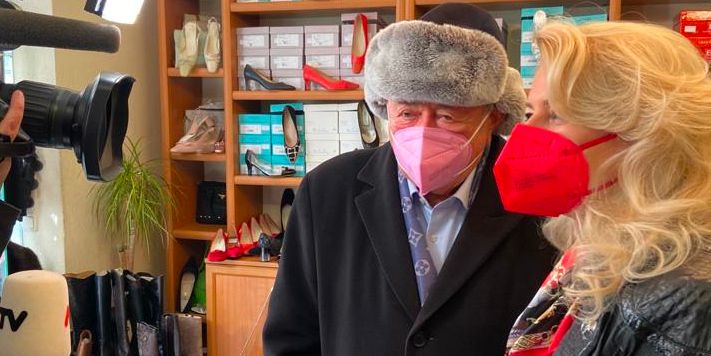 Richard Lugner überraschte Sonja "Käfer" Schönanger in ihrem Schuhgeschäft.