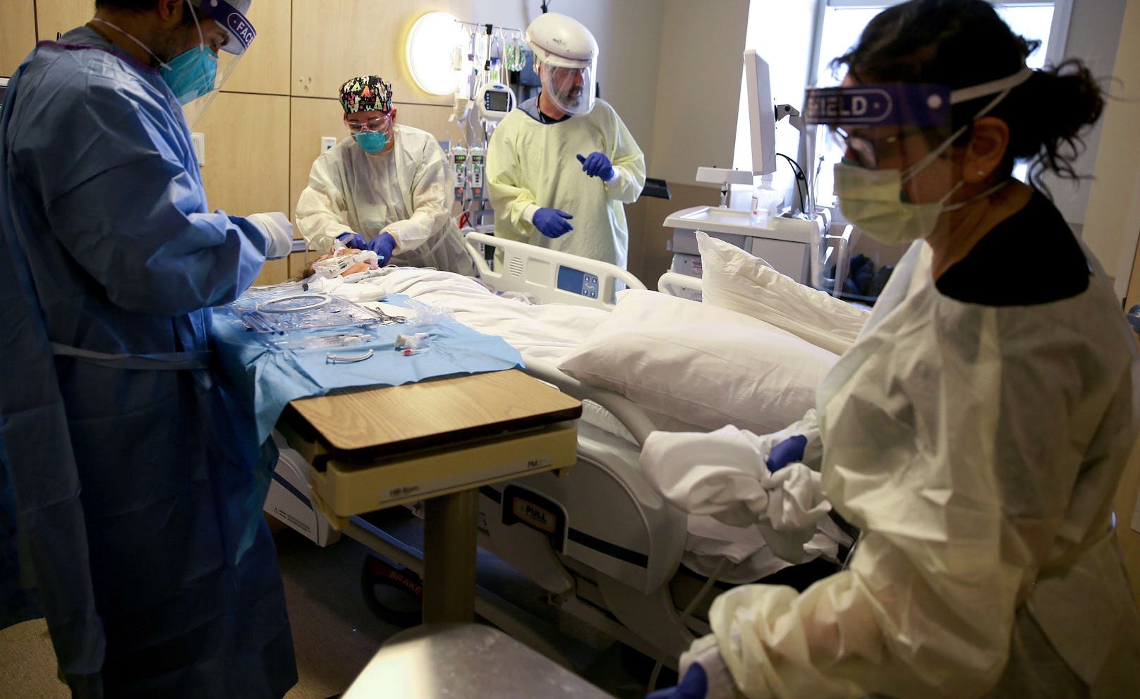 Im Bild: Ärzte und Pfleger kämpfen um das Leben eines Corona-Intensivpatienten. (Symbolbild)<br>