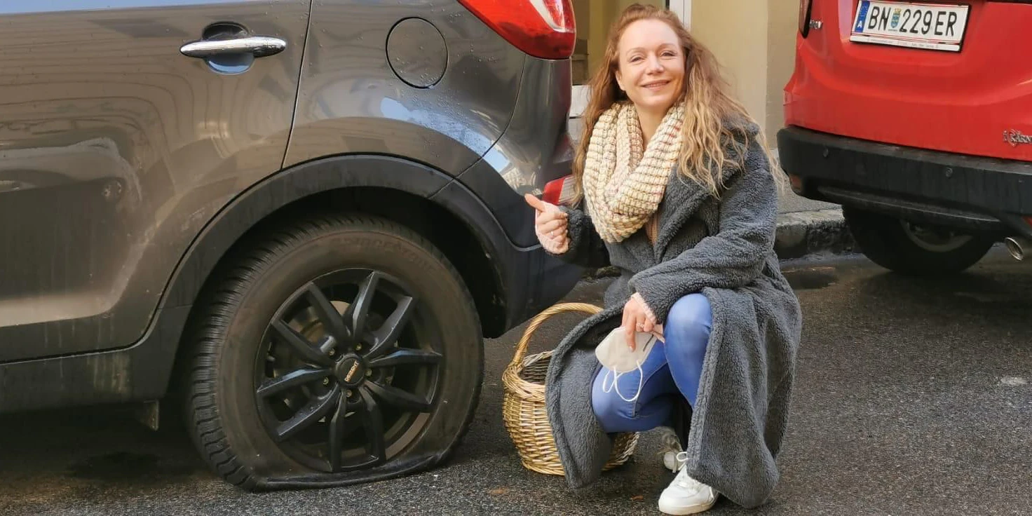 Niddl ärgert sich über Nägel im Autoreifen.