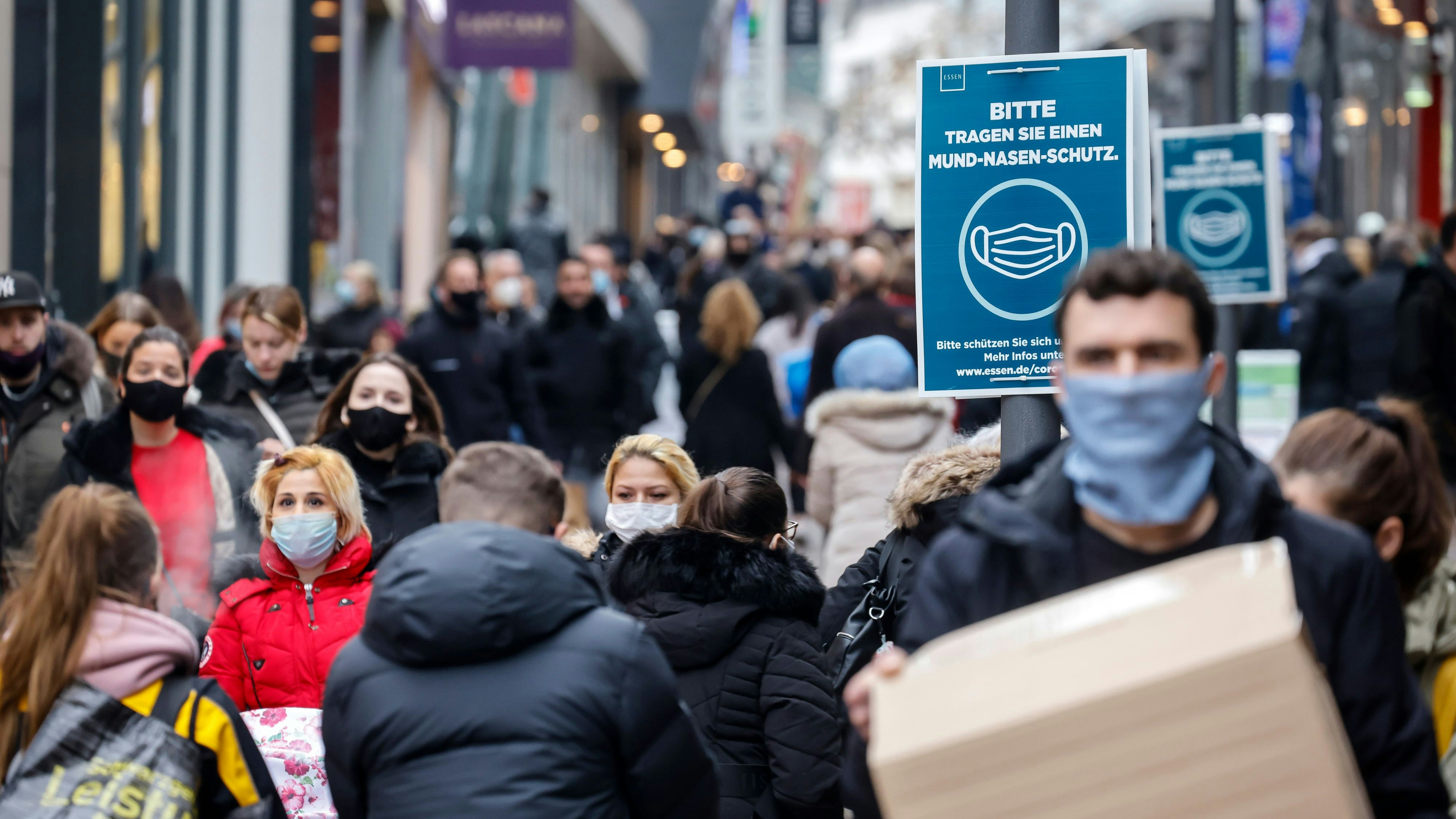 Download von www.picturedesk.com am 24.02.2021 (12:42).  12.12.2020, Essen, Ruhrgebiet, Nordrhein-Westfalen, Deutschland - Essener Innenstadt in Zeiten der Coronakrise beim zweiten Teil Lockdown, viele Passanten mit Schutzmasken beim Weihnachtseinkauf auf der Limbecker Strasse am Samstag vor dem harten Lockdown, Hinweisschild BITTE TRAGEN SIE EINEN MUND-NASEN-SCHUTZ, in der Essener Fussgaengerzone gibt es keine Maskenpflicht, sondern nur eine Empfehlung Maske zu tragen. 00X201212D121CARO [MODEL RELEASE: NO, PROPERTY RELEASE: NO (c) caro images / Rupert Oberhaeuser - 20201212_PD15812 - Rechteinfo: Rights Managed (RM)