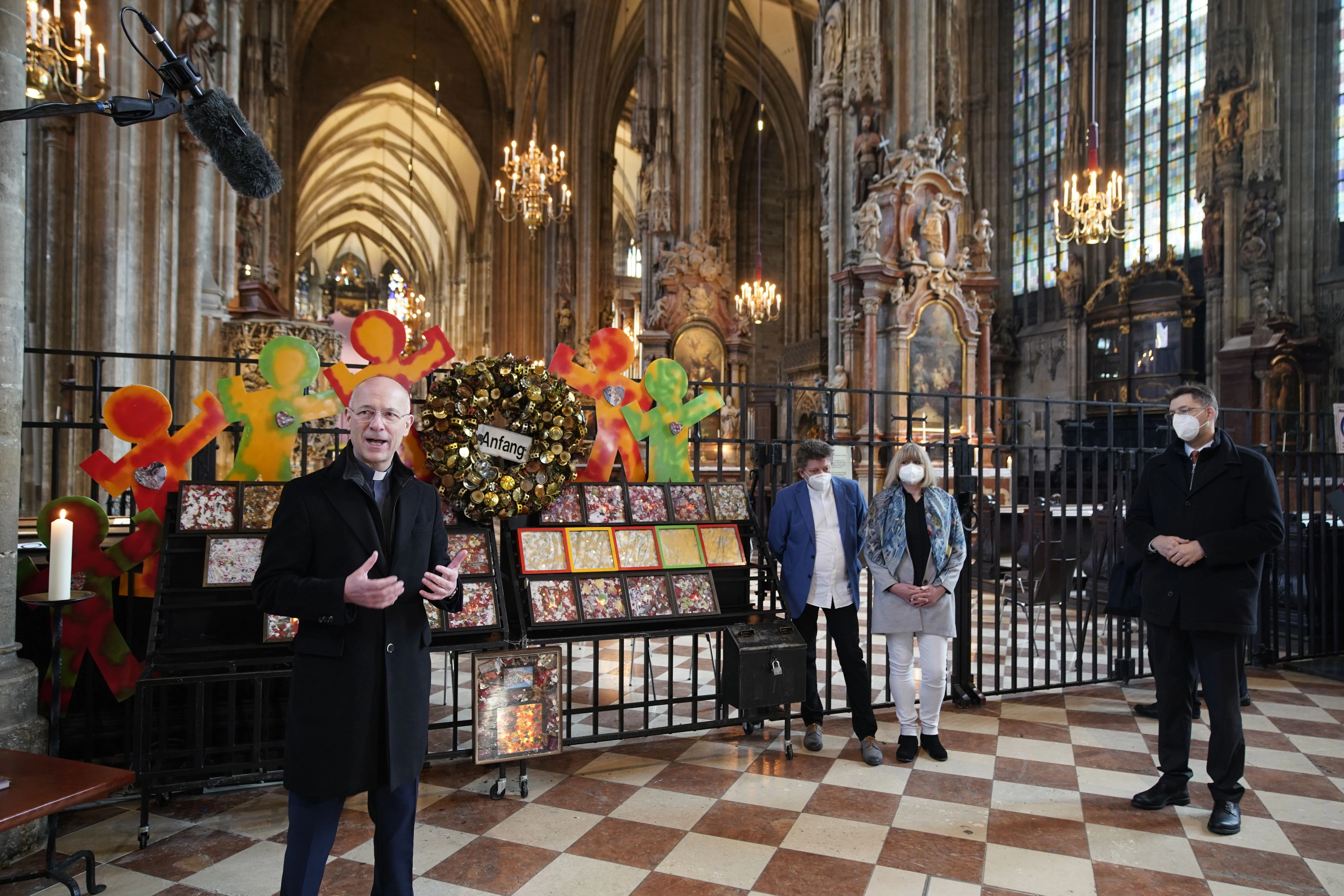 Dompfarrer Toni Faber präsentierte das Kunstwerk.