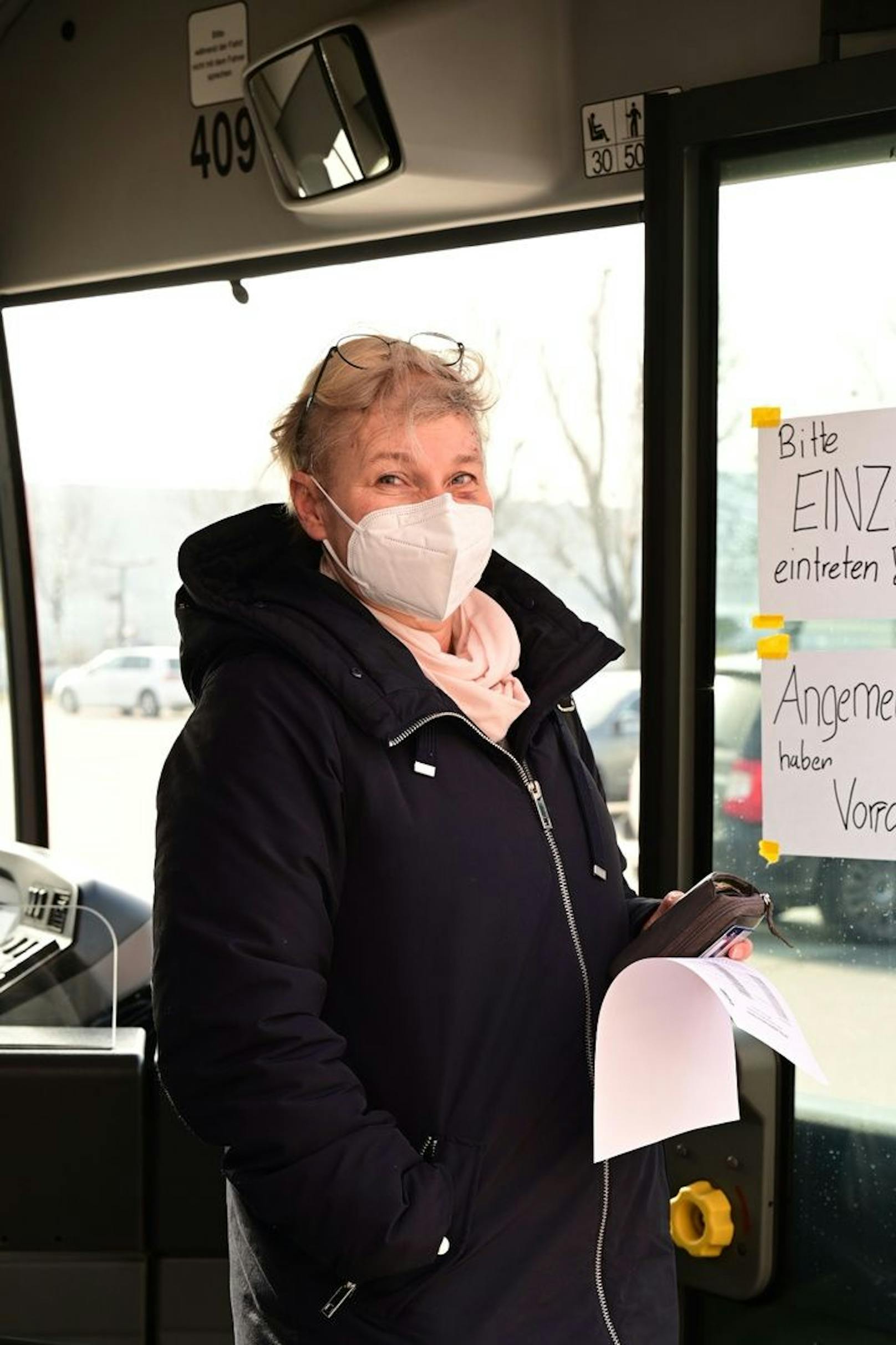 Eine die sich Dienstagvormittag am Urfahrmarktgelände im Bus testen ließ: die Linzerin Ulrike Zawada (51) 