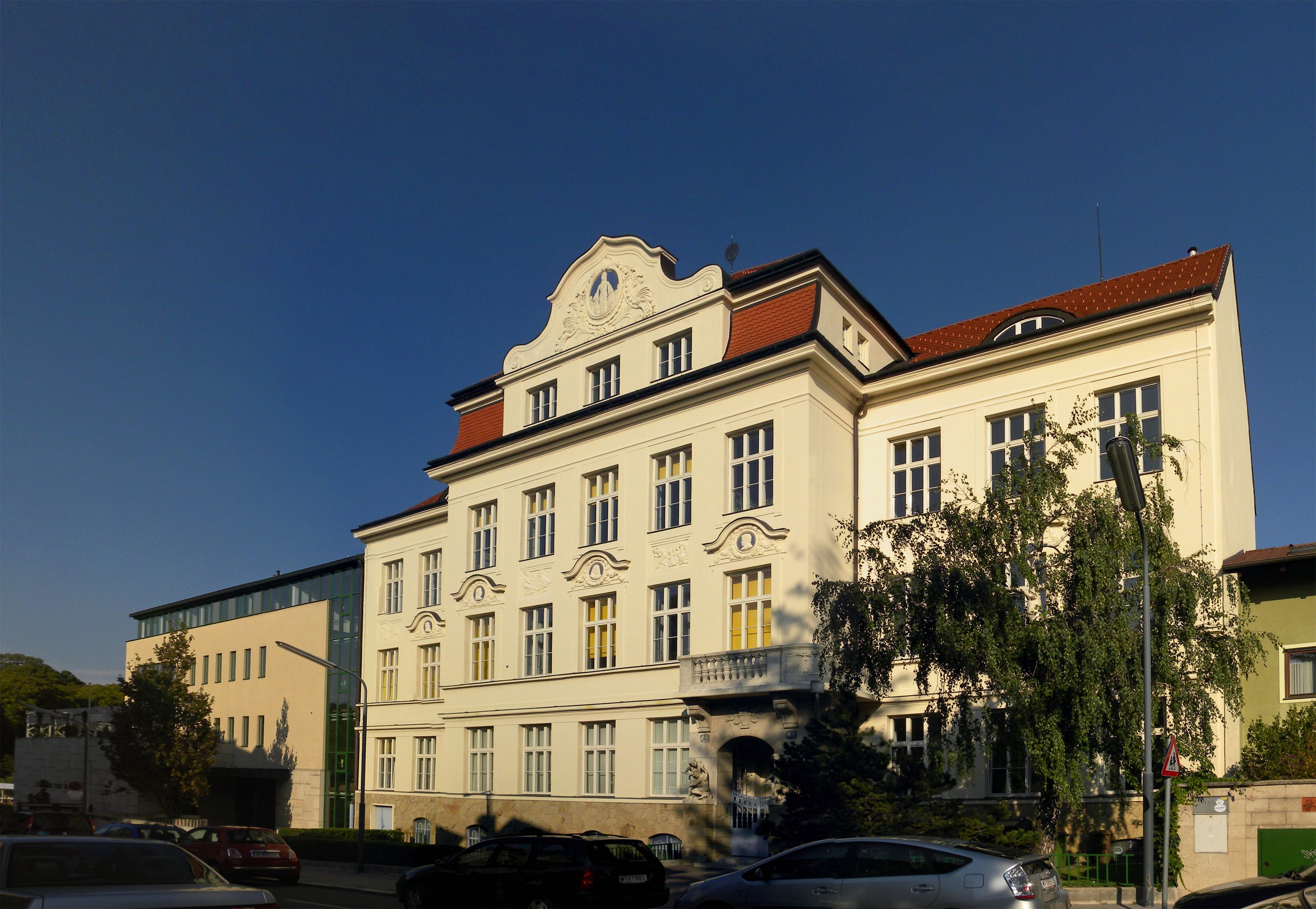                  Die Volksschule in Wien-Hietzing              