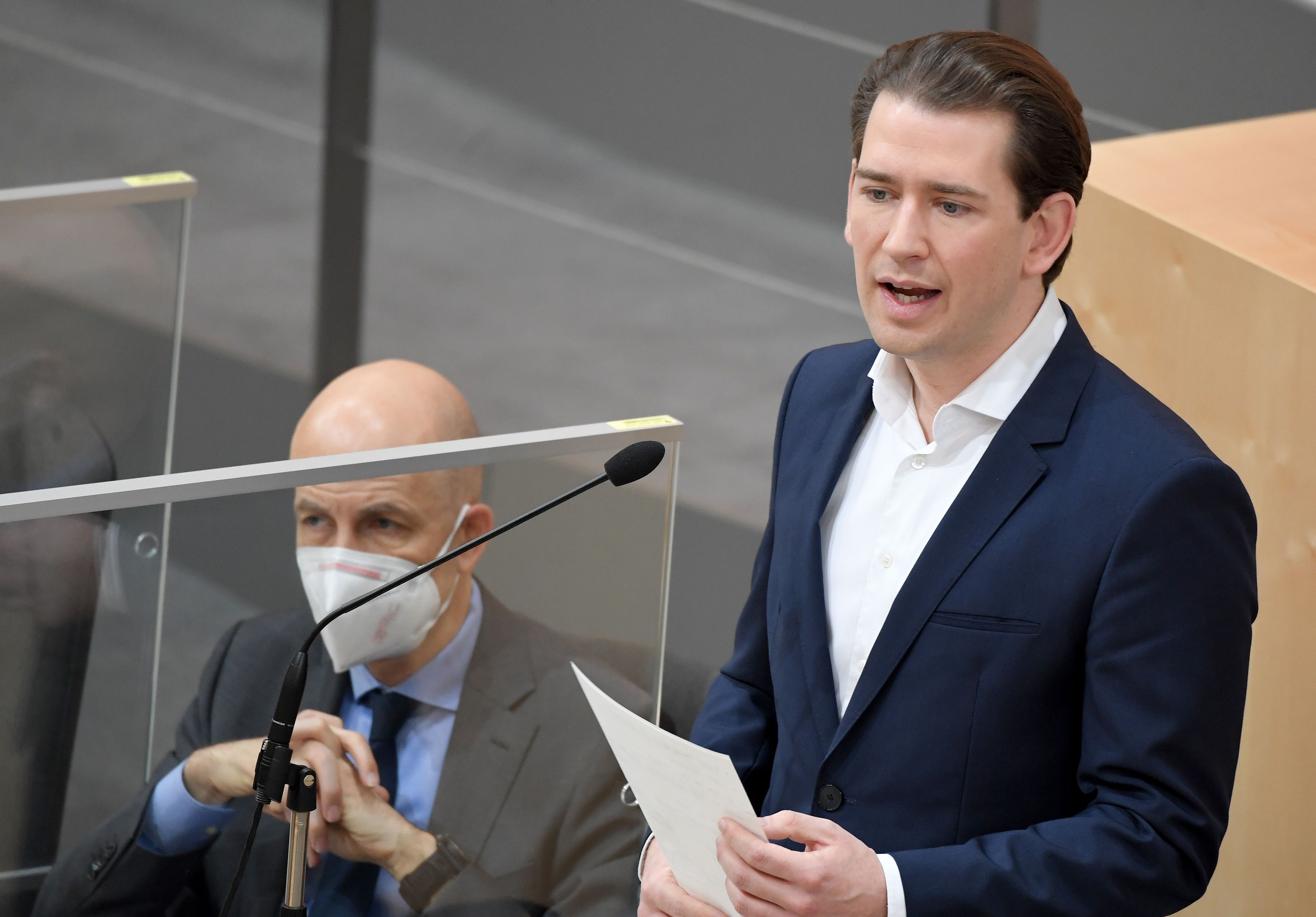Arbeitsminister Martin Kocher (ÖVP) und Bundeskanzler Sebastian Kurz (ÖVP) im Rahmen einer Sitzung des Nationalrates im Parlamentsausweichquartier in der Wiener Hofburg am Mittwoch, 24. Februar 2021