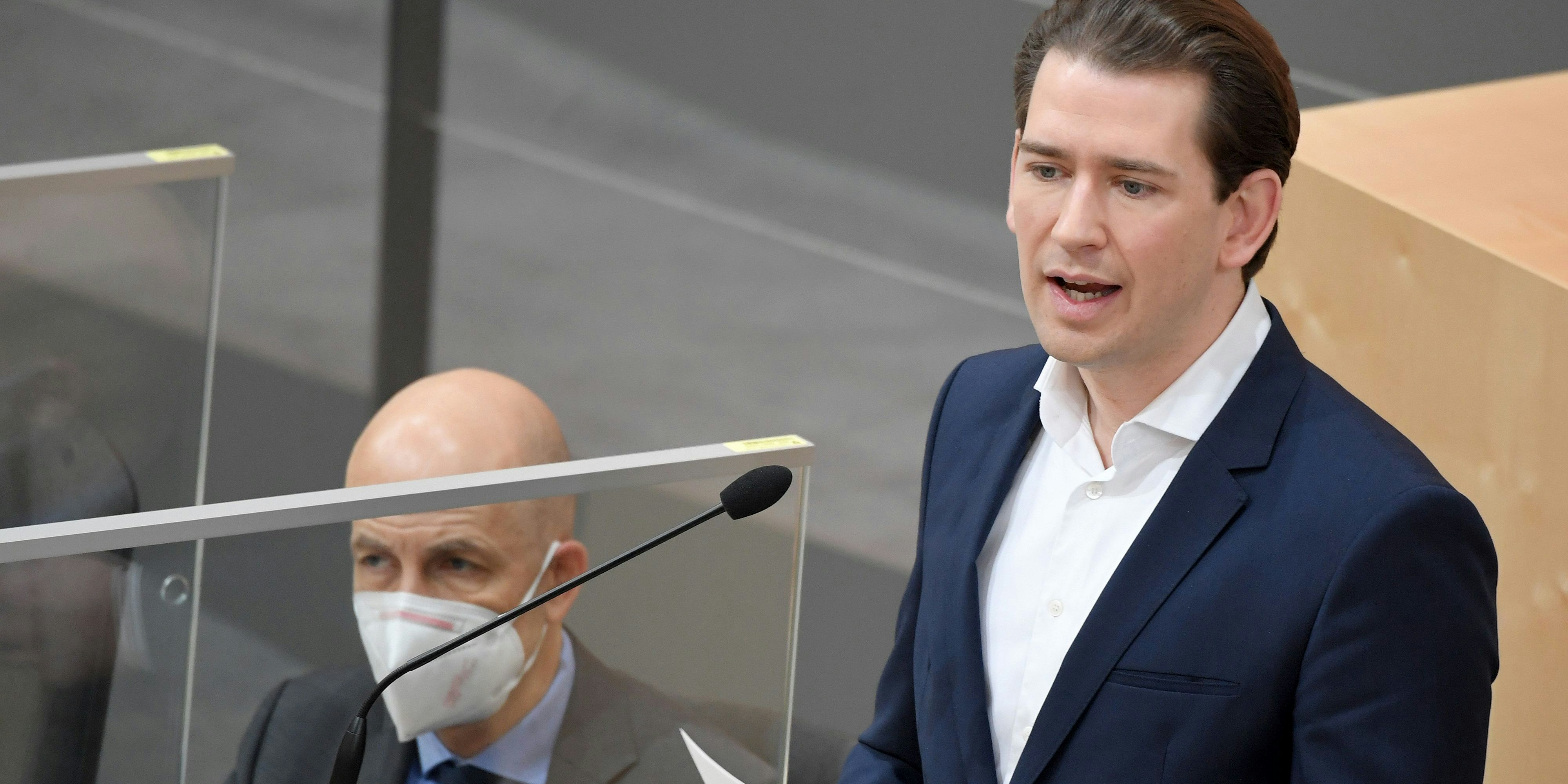 Arbeitsminister Martin Kocher (ÖVP) und Bundeskanzler Sebastian Kurz (ÖVP) im Rahmen einer Sitzung des Nationalrates im Parlamentsausweichquartier in der Wiener Hofburg am Mittwoch, 24. Februar 2021