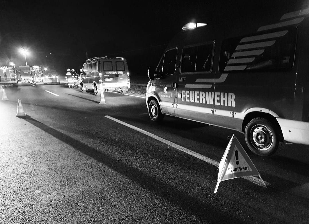 Die junge Frau wurde im Auto eingeklemmt.