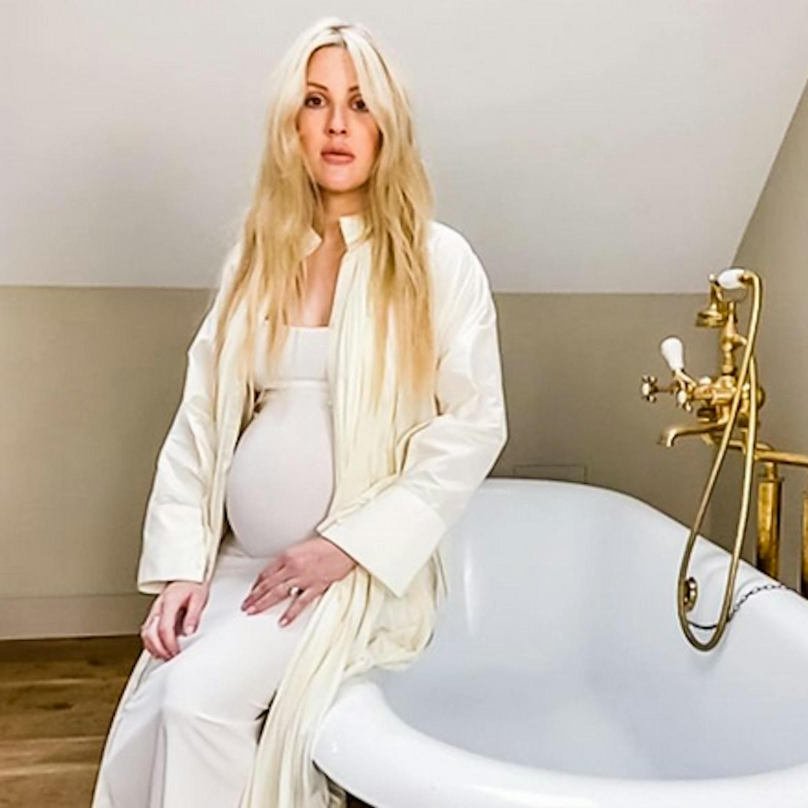 Diese <a href="https://www.heute.at/s/ellie-goulding-ist-schwanger-war-nicht-geplant-100129592">Baby-Überraschung</a> ist der britischen Sängerin Ellie Goulding wirklich gelungen: Acht Monate lang behielt die Musikerin ihre Schwangerschaft für sich und hat erst jetzt der "Vogue" ihr süßes Geheimnis verraten.<br>