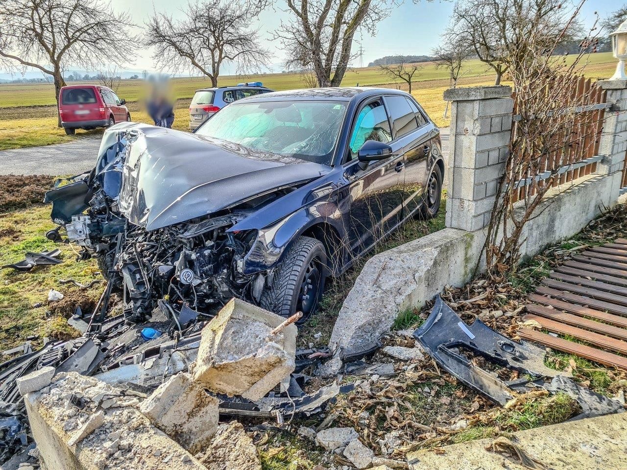 Heute.at - Lenkerin krachte mit Pkw frontal gegen Zaun