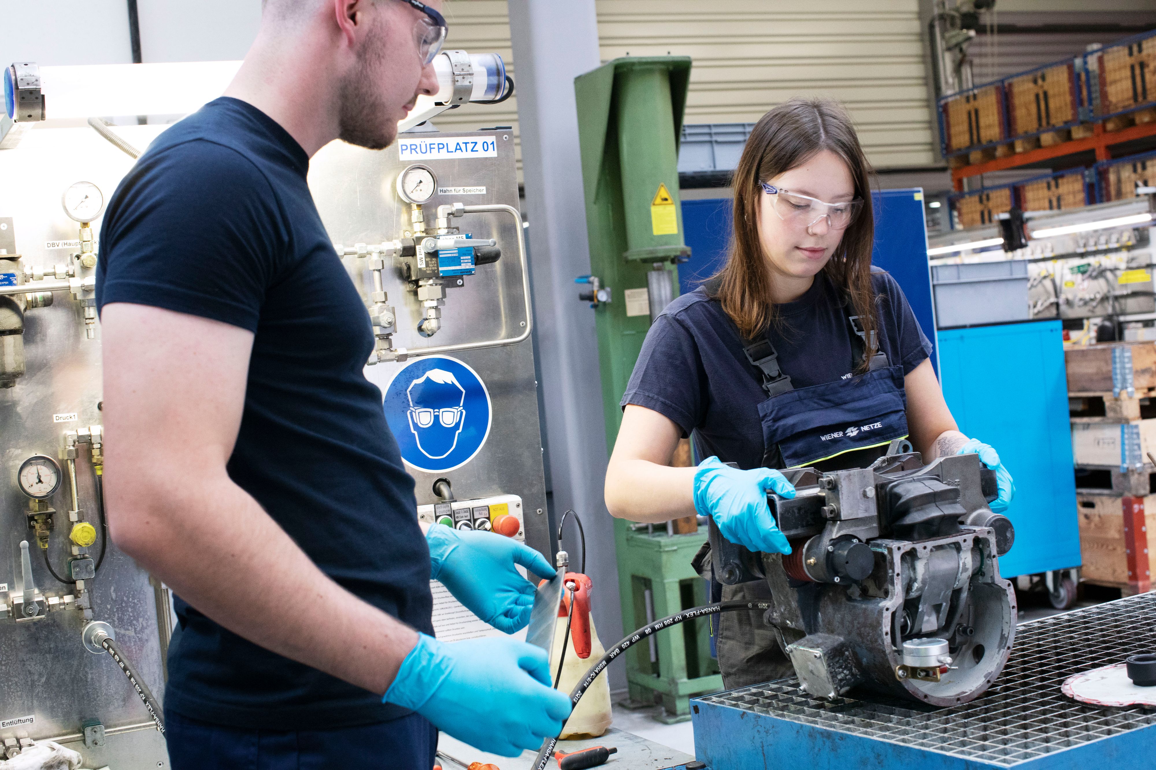 Lena macht eine Lehre in Elektrotechnik und Mechatronik bei den Wiener Stadtwerken.