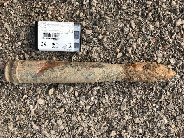 Diese Panzergranate wurde auf einem Friedhof entdeckt.