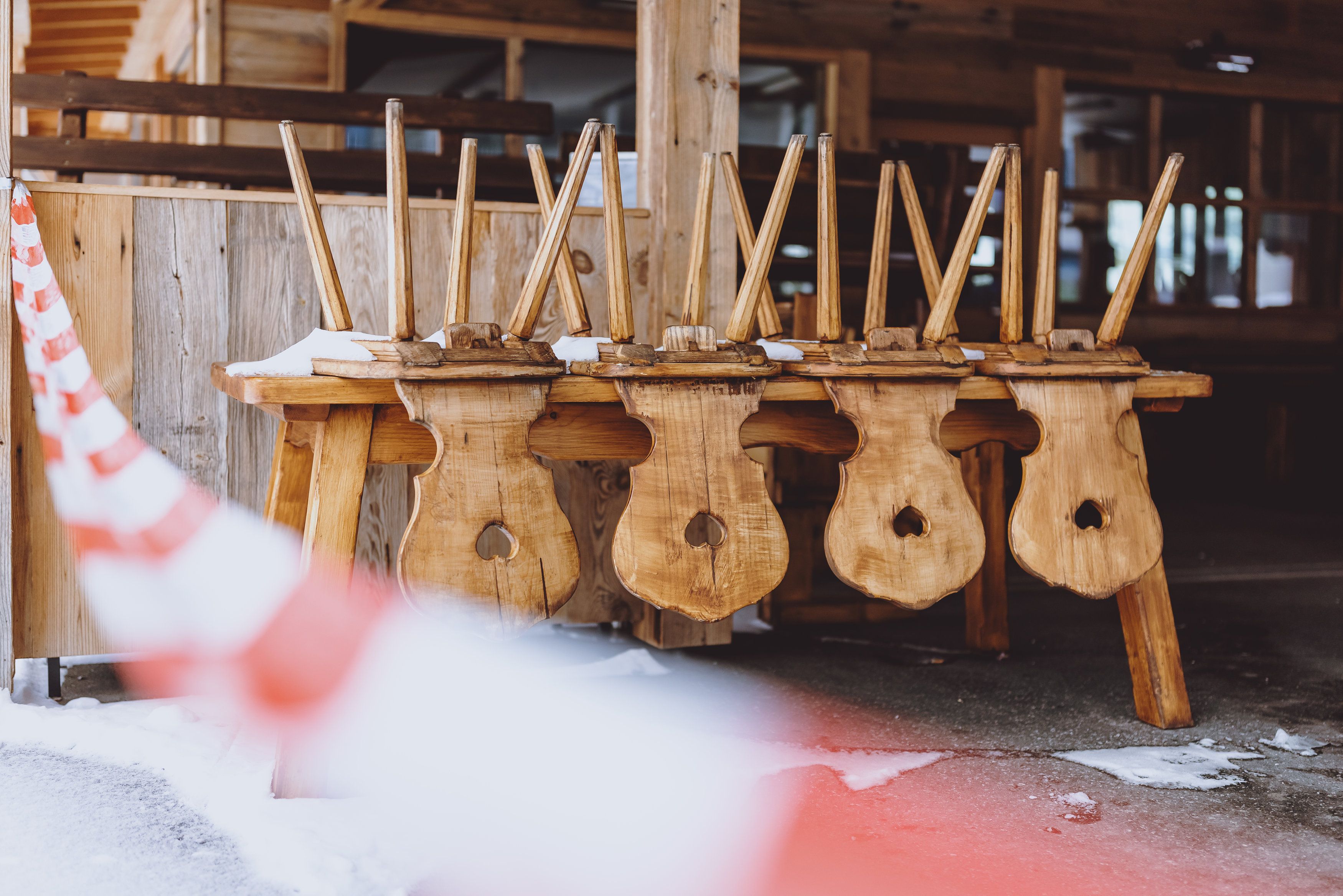 Stühle auf einem Tisch von einer geschlossenen Apres Ski Bar in Kaprun, 18. Jänner 2021