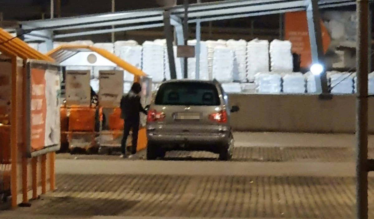 Der Unbekannte war dabei, das Auto aufzuknacken.