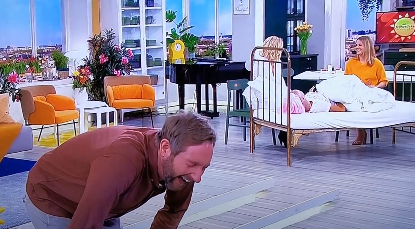 Sat.1-Moderator Daniel Boschmann kriegte sich vor Lachen nicht mehr ein