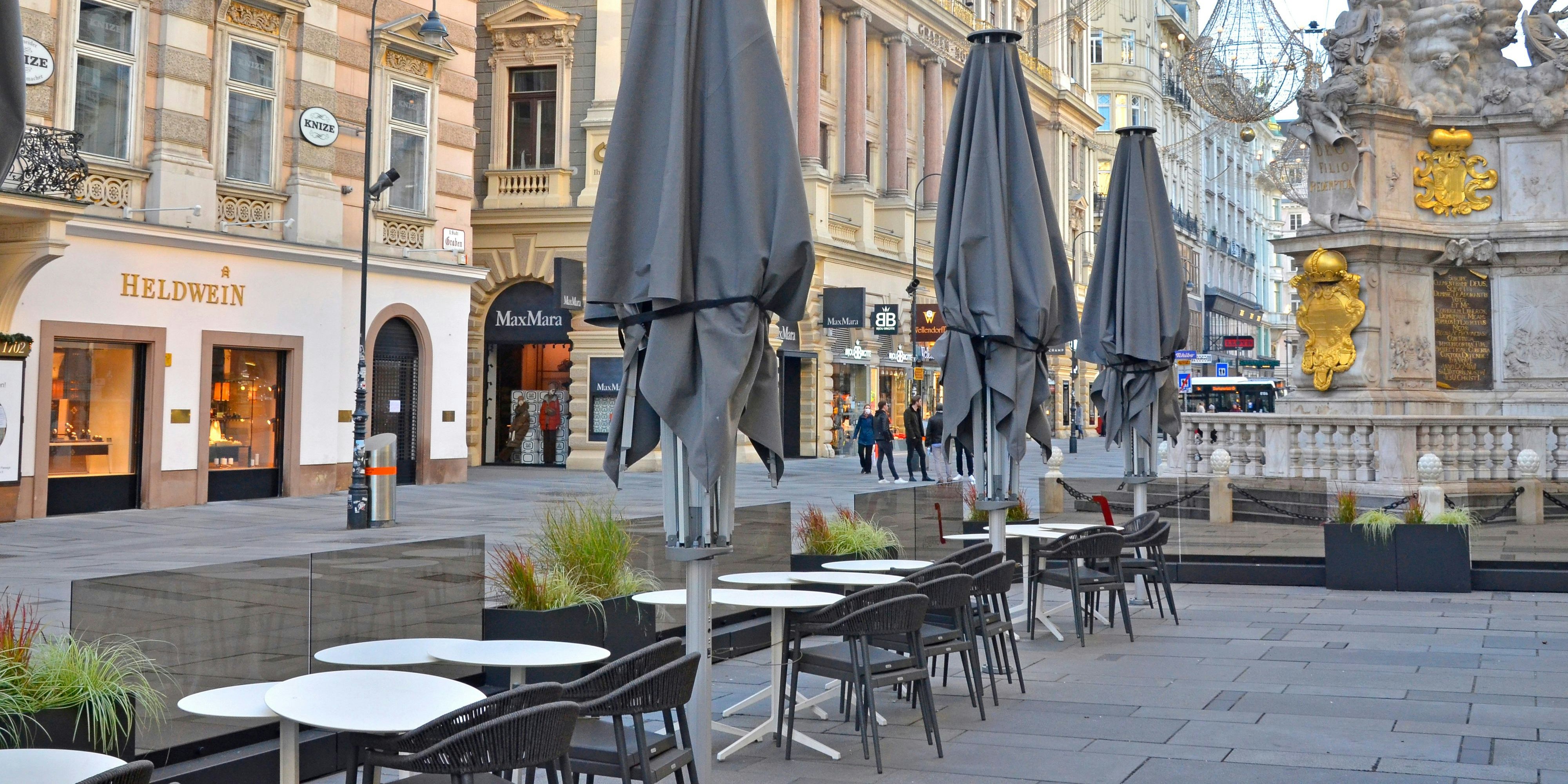 Download von www.picturedesk.com am 24.02.2021 (13:02).  Der Wiener Graben während des 2. Lockdowns, geschlossene Lokale, leere Schanigärten .Ab 17.11.2020 gibt es in ganz Österreich den zweiten Lockdown. Viele Geschäfte und alle Lokale, Restaurants und Hotels bleiben geschlossen. Es gibt eine allgemeine Ausgangsbeschränkung, mit einigen Ausnahmen. 1. Bezirk, Innere Stadt, 1010, Wien, Österreich - 20201118_PD11626 - Rechteinfo: Rights Managed (RM)