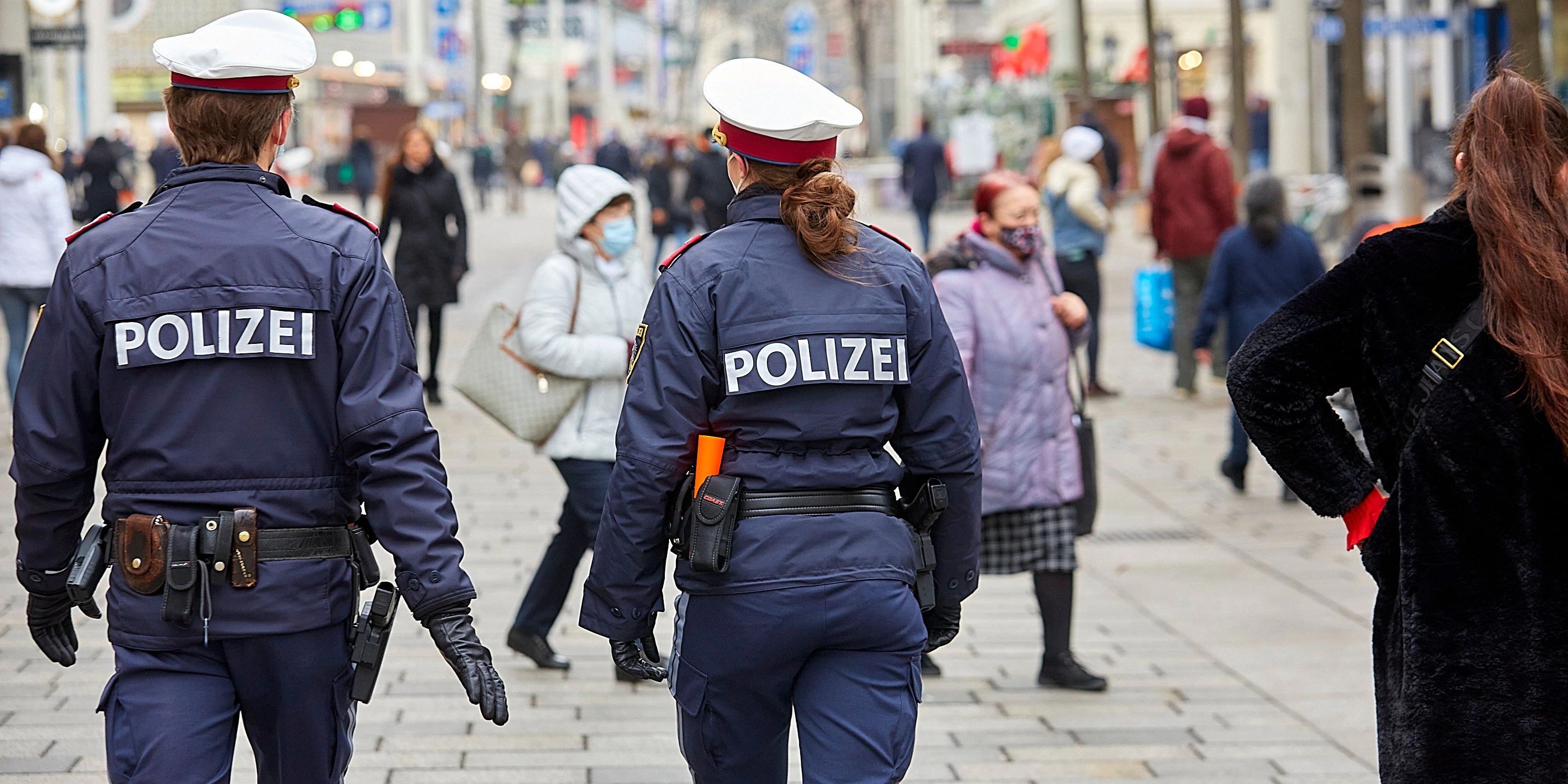 Die Polizei griff ein und nahm die Frau fest.